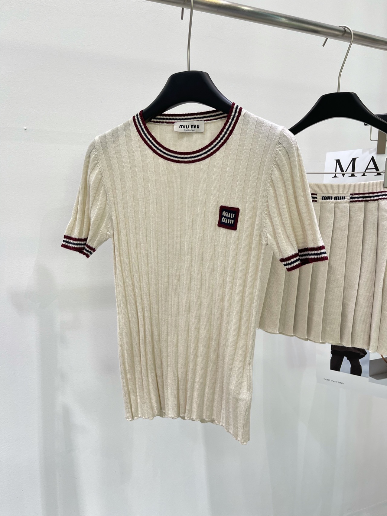 NO:434583,【M apricot red edge round neck knit short sleeve】, fabric tensil wool color apricot color contrast round neck knitted in early spring~ Xiaoxiang style short sleeve top, simple style and self-designed, the fabric feels delicate and dense, knock-down grade is skinny. The regular style of clothes, small MM can also have all the collar/cuff/contrast color design, simple and not simple. A top that is often worth buying~ Flat size S shoulder width 34, bust 76 elastic, 59, sleeve length 23 M shoulder width 35, bust 80 elastic, 60, sleeve length 24 L shoulder width 36, bust 84 elastic, 61, sleeve length 25 Manual measurement will have 2~3cm errors belong to the normal range, T-shirt, alexander wang19860909【M杏色红边圆领针织短袖】 ,面料天丝羊毛 颜色杏色 早春撞色圆领针织来啦~ 小香风短袖上衣,简单的款式又自带设计感 面料手感细腻密实,敲级有骨感 常规款的衣长,小个子MM也丸全可以 领口/袖口/撞色的设计,简约不简单 菲常值得入手的一款上衣~ 平铺尺码 S肩宽34,胸围76弹力,衣长59,袖长23 M肩宽35,胸围80弹力,衣长60,袖长24 L肩宽36,胸围84弹力,衣长61,袖长25 手工测量会有2~3cm误差属于正常范围,,T-shirt,alexander wang,Women's clothing