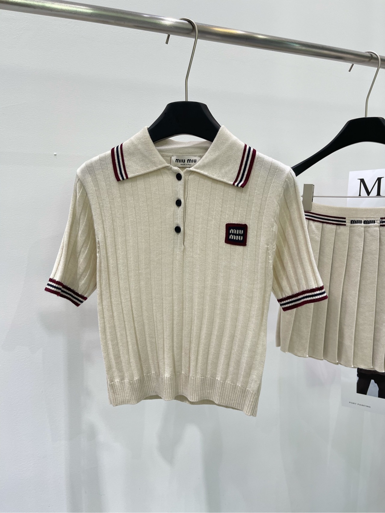 NO:434574,【M apricot red edge badge polo top】, fabric ultra-fine wool color apricot color miu early spring new college style top The contrasting color lapel knitted in early spring is here~ Simple style and self-designed The fabric feels delicate and dense, and the knock-down grade is skinny. The regular style of the clothes is long, small MM can also have all the collar/cuff/contrast color design, simple and not simple. A top that is often worth buying~ Flat size S shoulder width 36, bust 78 elastic, 48 length, sleeve length 24 M shoulder width 37, bust 82 elastic, 49, sleeve length 25 L shoulder width 38, bust 86 elastic, 50, sleeve length 26 manual measurement will have 2~3cm errors belong to the normal range, miumiu, alexander wang19860909【M杏色红边徽章polo上衣】 ,面料超细羊毛 颜色杏色 miu早春新款学院风上衣 早春撞色翻领针织来啦~ 简单的款式又自带设计感 面料手感细腻密实,敲级有骨感 常规款的衣长,小个子MM也丸全可以 领口/袖口/撞色的设计,简约不简单 菲常值得入手的一款上衣~ 平铺尺码 S肩宽36,胸围78弹力,衣长48,袖长24 M肩宽37,胸围82弹力,衣长49,袖长25 L肩宽38,胸围86弹力,衣长50,袖长26 手工测量会有2~3cm误差属于正常范围,,miumiu,alexander wang,Women's clothing