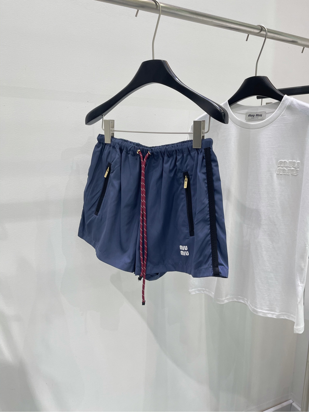 NO:322170,【M Navy Blue Red Rope Sunscreen Casual Shorts】 Fabric Light-sensitive Technology Quick-drying Fabric Color Hidden Blue Miumi* Thin Technology Fabric Drawstring Shorts Texture is crisp and stylish, comfortable and breathable, decorative three-dimensional letter decoration, pocket leather edge contrast color, drawstring adjustment echo, straight shorts tailoring, drawstring elastic waist design, latest series, high-profile and fashionable, complete set, fashionable and age-reducing, flat size, S waist circumference 64 elastic, hip circumference 104, trousers length 33 M waist circumference 68 elastic, hip circumference 108, trousers length 34 L waist circumference 72 elastic, hip circumference 112, trousers length 35 Manual measurement will have 2~3cm errors within the normal range, miumiu, shorts, alexander wang19860909【M藏蓝色红绳防晒休闲短裤】 面料光感科技速干面料 颜色藏蓝 Miumi*薄款科技面料抽绳短裤 质感挺括有型 上身舒适透气  饰以下摆立体字母装饰  口袋皮革包边撞色  抽绳调节呼应 直筒短裤剪裁  抽绳弹力腰头设计  最新系列 高调时髦  成套出街洋气减龄 平铺尺码 S腰围64弹力,臀围104,裤长33 M腰围68弹力,臀围108,裤长34 L腰围72弹力,臀围112,裤长35 手工测量会有2~3cm误差属于正常范围,,miumiu,shorts,alexander wang,Women's clothing