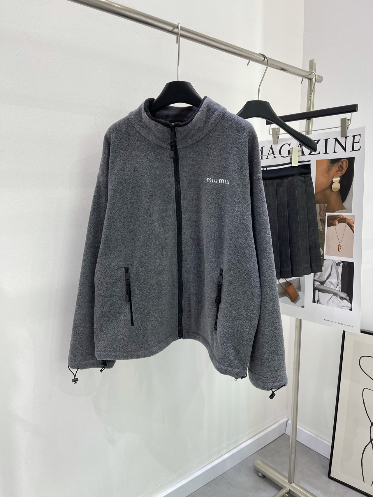 NO:473690,[M gray fleece stand-alone collar zipper jacket], fabric fleece color gray immersive sharing, same style for men and women Mi*24Fw early autumn new style, logo embroidered small logo grey fleece stand-alone collar jacket jacket, high-end production!  The chest is decorated with contrasting brand English logo embroidery. The rotator sleeves and loose silhouette highlight the lazy feeling of wearing. It is casual and fashionable. All body types can be easily controlled. It looks like a basic model but it is the basic model that you don’t have in your closet. The fleece fabric is comfortable to knock, the practical wear rate is super good, and the texture is so good!  Good wearable real name Amway Flat size S shoulder width 57, bust 134, garment length 64, sleeve length 57 M shoulder width 58, bust 138, garment length 66, sleeve length 58 L shoulder width 59, bust 142, garment length 68, sleeve length 59 Manual measurement will have 2~3cm errors within the normal range,, jackets & coats, jackets & coats, alexander wang19860909【M灰色摇粒绒立领拉链外套】 ,面料摇粒绒 颜色灰色 沉浸式分享 男女同款 Mi*24Fw早秋新款 徽标刺绣小logo灰色摇粒绒立领夹克外套 高版出品！胸口饰有撞色品牌英文徽标刺绣 落肩袖与宽松的廓形凸显穿着的慵懒感 随意又不失时髦度 各种体型都可以轻松驾驭 看着是基础款 但却是你衣柜里没有的基础款 摇粒绒面料敲舒服 实穿率超高 质感好到爆！ 好穿程度实名安利  平铺尺码 S肩宽57,胸围134,衣长64,袖长57 M肩宽58,胸围138,衣长66,袖长58 L肩宽59,胸围142,衣长68,袖长59 手工测量会有2~3cm误差属于正常范围,,jackets & coats,jackets & coats,alexander wang,Women's clothing