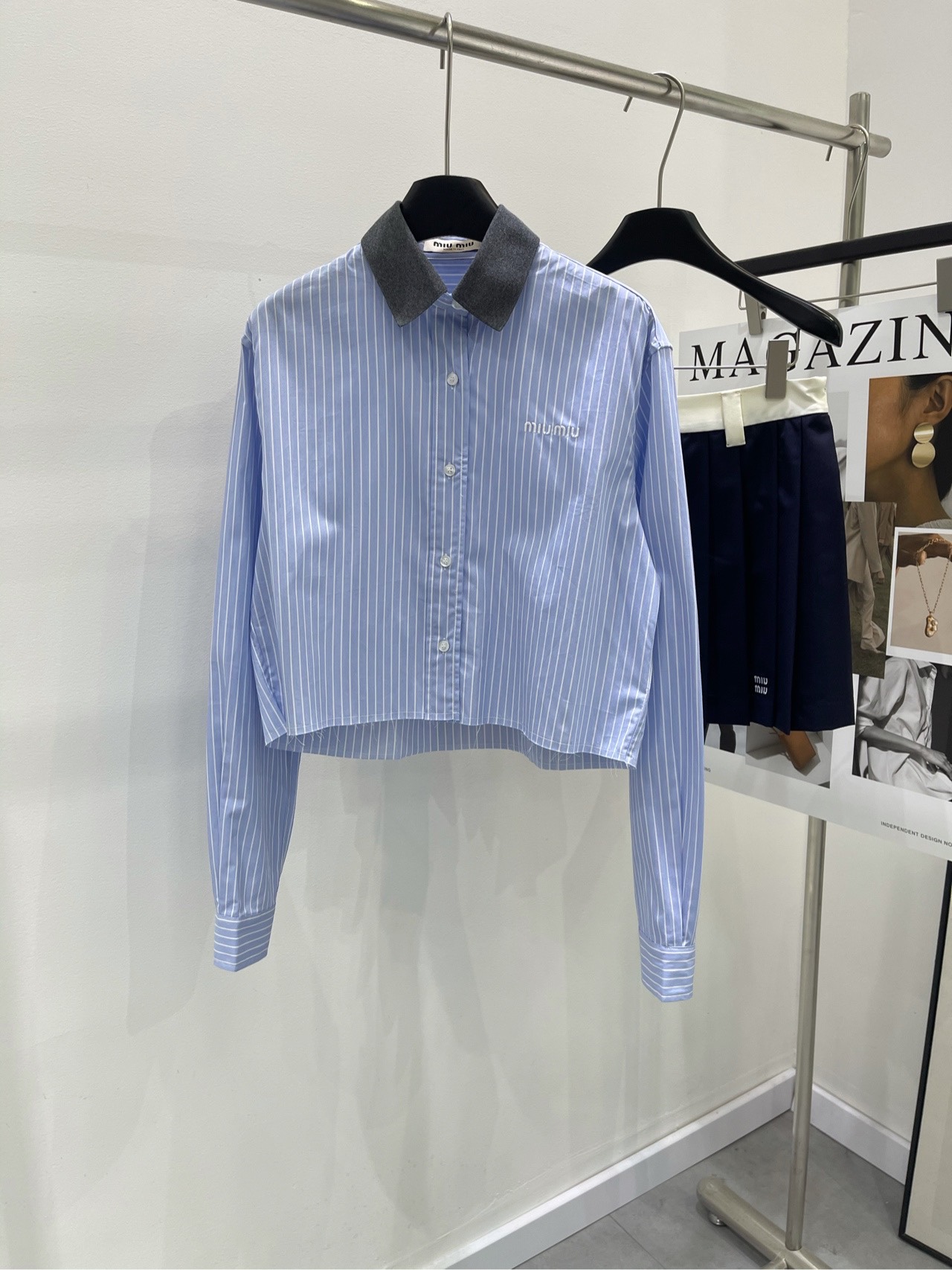 NO:310153,[M gray-collar blue striped long-sleeved shirt], fabric is all cotton, color blue striped, fresh blue striped shirt, new style shirt, vertical striped age-reducing light luxury short design, super age-reducing long-sleeved shirt, striped shirt can be used as sun protection, and can be worn alone. The style is versatile and not picky about people's upper body, so you don't want it!  Imported fabrics are smooth and have a delicate and comfortable texture!  Flat size S shoulder width 43, bust 108, garment length 50 sleeve length 64 M shoulder width 45, bust 112, garment length 51, sleeve length 65 L shoulder width 47, bust 118, garment length 52, sleeve length 66 Manual measurement will have 2~3cm errors within the normal range, Shirts, alexander wang19860909【M灰领蓝条纹长袖衬衫】 ,面料全棉 颜色蓝条纹 清新的蓝条纹衬衫来咯 新款衬衣 竖条纹减龄轻奢小短款设计 超级减龄心机长袖小衬衣 条纹衬衣可当防晒可单穿 版型百搭不挑人上身美的不要不要的！ 进口面料光洁 质感细腻舒适！ 平铺尺码 S肩宽43,胸围108,衣长50袖长64 M肩宽45,胸围112,衣长51,袖长65 L肩宽47,胸围118,衣长52,袖长66 手工测量会有2~3cm误差属于正常范围,,shirts,alexander wang,Women's clothing