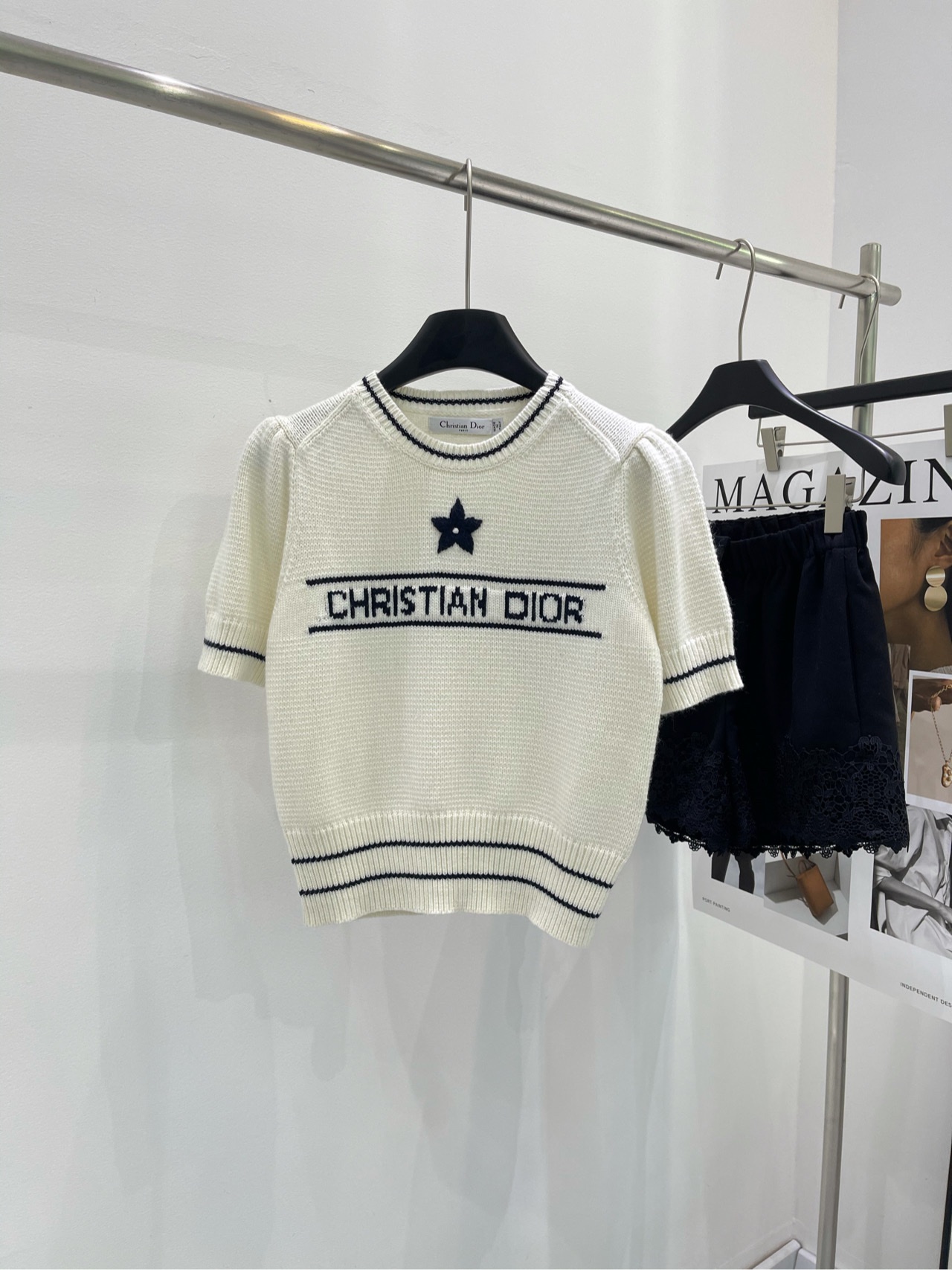 NO:315452,[DR neckline star knitted short-sleeved top] Fabric cashmere blended color white D home new half-sleeved 21Fw custom yarn cute small shoulder design letter jacquard knitted short-sleeved short-sleeved style the latest!  Exquisite and elegant lady Lady, super high quality and simple brand, the neckline is exquisite embroidery, the whole dress is very high-end and atmospheric, all made, flat size knitted elastic, S shoulder width 33, bust 82, 46, sleeve length 22 M shoulder width 34, bust 86, 48, sleeve length 23 L shoulder width 35, bust 90, 50, sleeve length 24, manual measurement will have 2~3cm errors within the normal range, dior, T-shirt, alexander wang19860909【DR领口星星针织短袖上衣】 面料羊绒混纺 颜色白色 D家新款半袖21Fw  定制纱线 可爱的小泡肩设计 字母提花针织短袖 最最最新款！ 精致优雅的lady小姐  超高品质简约大牌 领口星星是精美刺绣 整件衣服很高档大气 一系列都做了 平铺尺码针织有弹力 S肩宽33,胸围82,衣长46,袖长22 M肩宽34,胸围86,衣长48,袖长23 L肩宽35,胸围90,衣长50,袖长24 手工测量会有2~3cm误差属于正常范围,,dior,T-shirt,alexander wang,Women's clothing