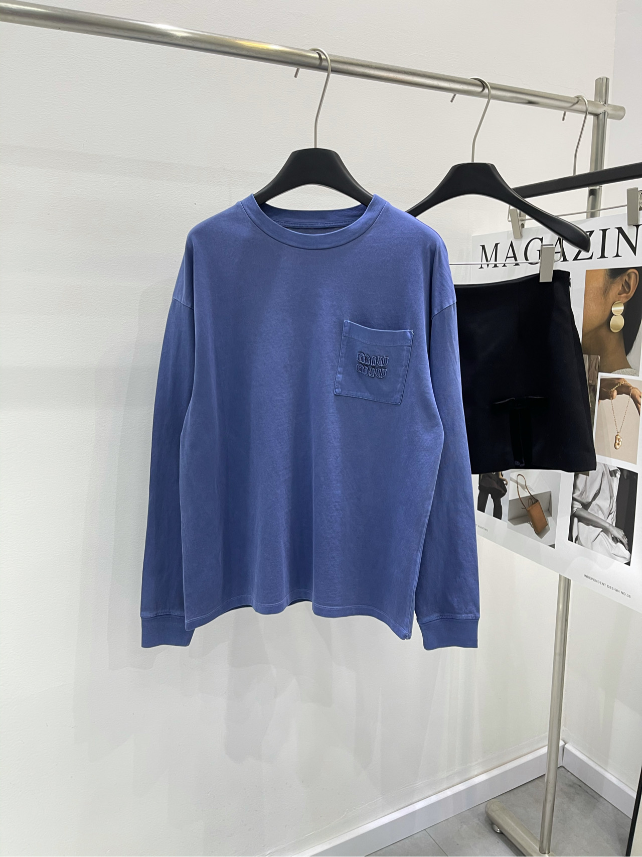 NO:294045,【M Old Blue Pocket Letter Long Sleeve T】Fabric Cotton Color Blue 25 Early Spring New Blue Pocket Micro-label Embroidered Round Neck Long Sleeve T-shirt Old Retro Fried Color Craft Long Sleeve T-shirt Must-in-One wardrobe ~ Simple and Atmospheric and yet fashionable, free and unrestrained, refreshing and high-end, full of youthful vitality, really hard not to love, loose style is not picky, the same style for men and women, the concave style is absolutely beautiful, the classic small round neck design is simple and easy to wear, walking on the street, eye-catching, lazy and casual feeling~ It is really easy to wear, oversize style is not picky at all, all body types can be easily controlled~ Flat size S shoulder width 55, bust 108, 65, sleeve length 58 M shoulder width 56, bust 112, 67, sleeve length 59  L shoulder width 57, bust 116, garment length 69, sleeve length 60. Manual measurement will have 2~3cm errors within the normal range, versace,tees,t-shirt,alexander wang19860909【M做旧蓝色口袋字母长袖T】 面料全棉 颜色蓝色 25早春新款蓝色口袋微标刺绣圆领长袖T恤 做旧复古炒色工艺 秋冬衣橱必入的长袖T恤～ 简约大气又不失时髦度 自在无拘束 清爽高级 满满的青春活力 真的狠难不爱啊 宽松版型不挑人,男女同款 凹起造型来妥妥的好看经典的小圆领设计简洁好穿 走在街上吸睛度满分 慵懒又随意感觉～ 真的太好穿了 oversize版型完全不挑身材 各种体型都能轻松驾驭～ 平铺尺码 S肩宽55,胸围108,衣长65,袖长58 M肩宽56,胸围112,衣长67,袖长59 L肩宽57,胸围116,衣长69,袖长60 手工测量会有2~3cm误差属于正常范围,,versace,tees，t-shirt,alexander wang,Women's clothing