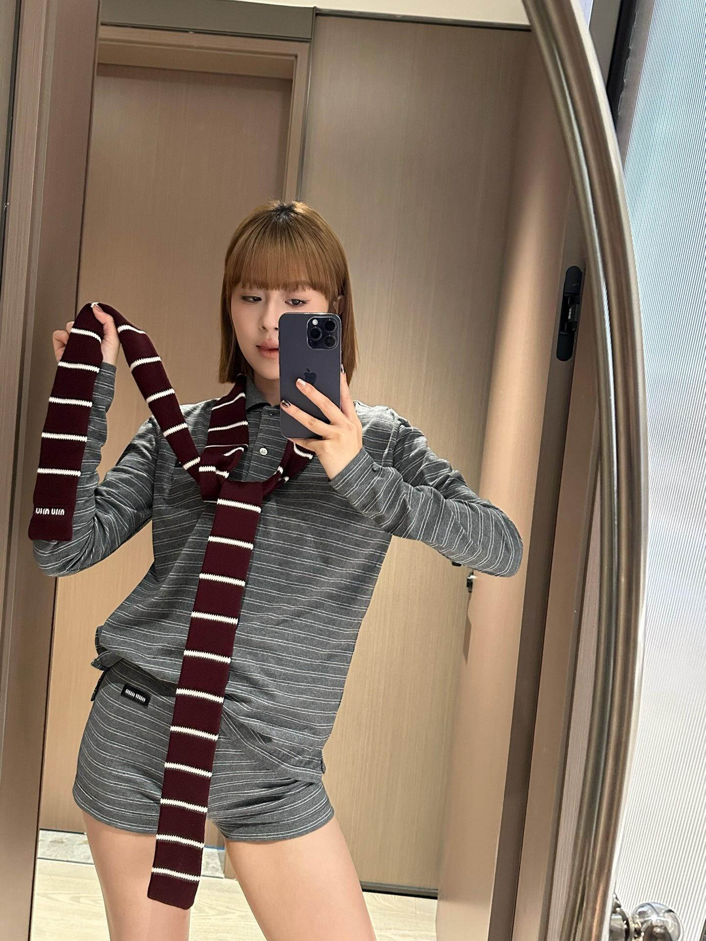 NO:294039,Top shorts [M gray and white pinstripe polo long-sleeved T  shorts] fabric all cotton color gray and white stripes ~ New cotton stripes long-sleeved polo set Cotton jersey knitted fabric is embroidered with brand logo Classic stripe pattern polo neckline, button closure Cotton stripe shorts are embroidered with brand logo Classic stripe pattern Elastic elastic elastic waist One set Flat size Top S shoulder width 49, bust 106, 72, sleeve length 62 M shoulder width 50, bust 50, bust 51, bust 114, 74, sleeve length 64 Shorts S waist 68 elastic, hip 94, trousers 28 M waist 72 elastic, hip 98, trousers 29 L waist 76 elastic, hip 102, trousers 30  Manual measurement will have 2~3cm errors within the normal range, shorts, alexander wang19860909上衣短裤【M灰白细条纹polo长袖T 短裤】 面料全棉 颜色灰白条纹 ～新品棉质条纹长袖polo套装 棉质平纹针织面料 饰有品牌标识徽标刺绣 经典条纹图案 polo领口,纽扣开合 棉质条纹短裤 饰以品牌标识刺绣徽标 经典条纹图案 松紧弹力腰围 一套入 平铺尺码 上衣 S肩宽49,胸围106,衣长72,袖长62 M肩宽50,胸围,衣长73,袖长63 L肩宽51,胸围114,衣长74,袖长64 短裤 S腰围68弹力,臀围94,裤长28 M腰围72弹力,臀围98,裤长29 L腰围76弹力,臀围102,裤长30 手工测量会有2~3cm误差属于正常范围,,shorts,alexander wang,Women's clothing