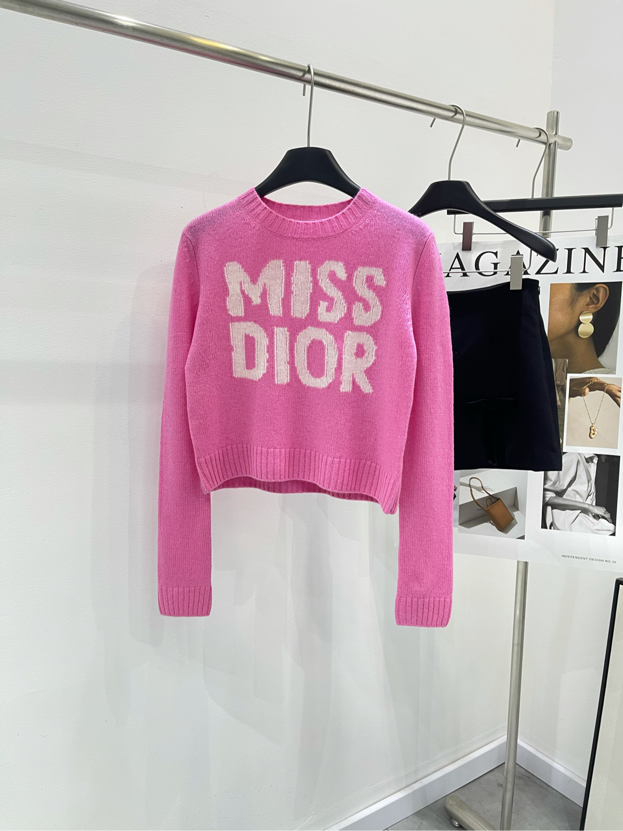 NO:294029,[DR Pink Large Letter Long Sleeve Round Neck Sweater] Fabric Cashmere Blended Color Pink Hey Baby, today I want to plant a super heart-warming MISS DIOR sweater for you!  As soon as I opened the closet, I was deeply attracted by this sweater!  The fresh and refined blue font 