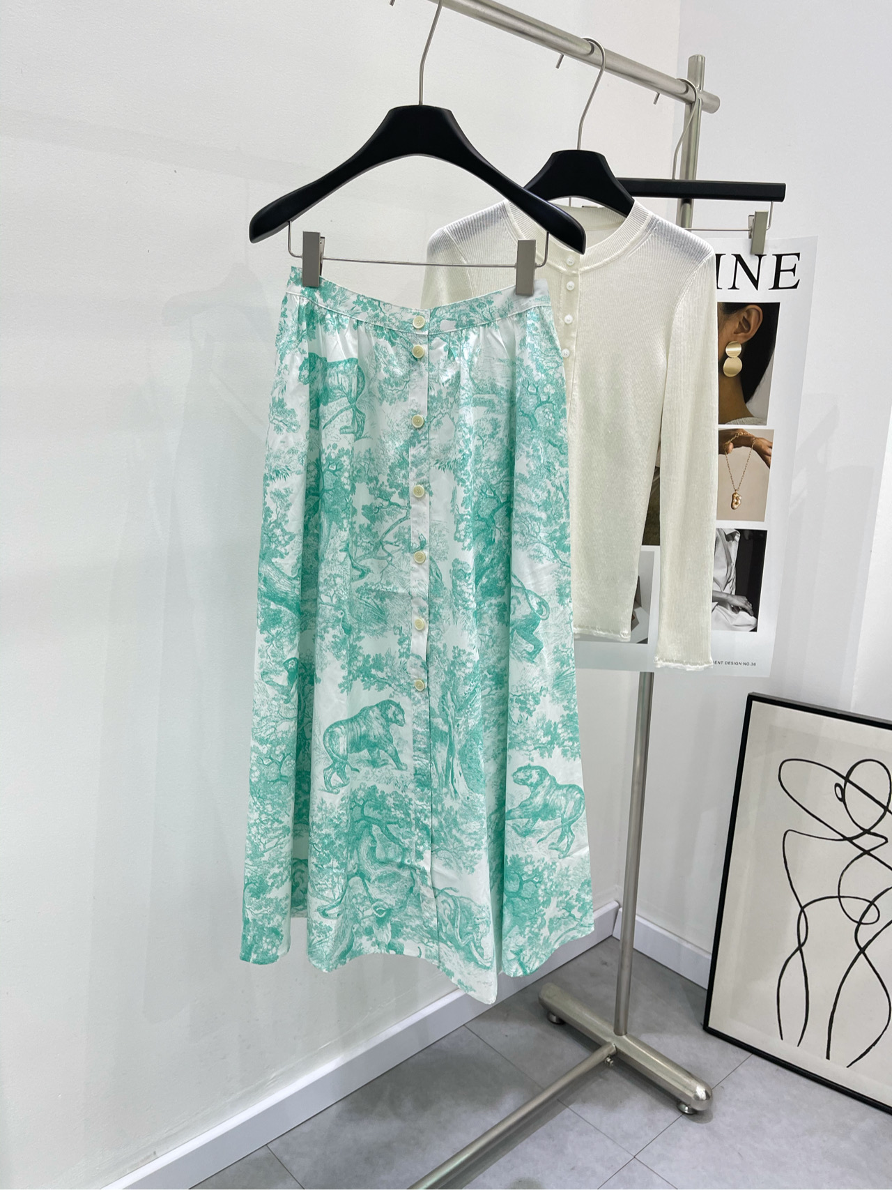 NO:294015,[D Green Jungle Animal Printed Long Skirt] Fabric Mulberry Silk   Cotton Color Green All are beautiful in my aesthetics Dio*24 Spring and Summer Holiday New Product Mint Mambo Color Flowers Juyi Animal Printed Pattern Skirt Temperament Pastoral Girls' Generation Imported Cotton is light and comfortable pleated single-breasted design Floating large skirt with romantic temperament and elegant temperament, slim and tall upper body!  The quality of workmanship depends on the details!  Flat size S waist circumference 66, hip circumference is not limited, skirt length 88 M waist circumference is 70, hip circumference is not limited, skirt length 89 L waist circumference is 74, hip circumference is not limited, skirt length 90 manual measurement will have 2~3cm errors within the normal range, dior, skirt circumference is 100%19860909【D绿色丛林动物印花长半裙】 面料桑蚕丝 棉 颜色绿色 件件都美在我的审美上 Dio*24春夏度假新品 薄荷曼波色系花朵茹伊动物印花图案半身裙 气质田园风少女时代 进口棉材质轻盈舒适 褶裥单排扣设计飘逸大裙摆浪漫气质优雅迷人 上身显瘦又高挑！做工品质看细节！ 平铺尺码 S腰围66,臀围不限,裙长88 M腰围70,臀围不限,裙长89 L腰围74,臀围不限,裙长90 手工测量会有2~3cm误差属于正常范围,,dior,skirts,alexander wang,Women's clothing