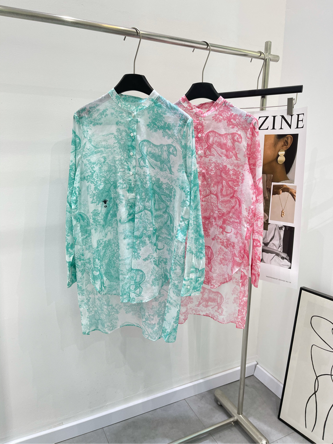 NO:294010,【D Jungle Animal Printed Cotton Yarn Perspective Shirt】 Fabric Cotton Yarn Color Green, Orange and Red Feel the summer dio* 2 Mint Mambo Shirt Fall iviera series that will look very healing color The upper body is too white and decorated with classic Juyi Forest print Reinterpreting the iconic animal pattern Cotton Yarn texture Custom fabric Light and perspective Exquisite little bee embroidery, recommended Flat size S shoulder width 40, bust 118, back coat length 87, sleeve length 62 M shoulder width 41, bust 122, back coat length 88, sleeve length 63 L shoulder width 42, bust 126, back coat length 89, sleeve length 64 Manual measurement will have 2~3cm errors within the normal range, dior, shirts, alexander wang19860909【D丛林动物印花棉纱透视衬衫】 面料棉纱 颜色绿色、橙红色 肆意地感受夏天 dio* 2薄荷曼波衬衫 Fall iviera系列看着也会很治愈的颜色 上身太显肤白了 饰以经典茹伊森林印花 重新诠释了标志性动物图案 棉纱质感定制面料 轻薄透视感 精美小蜜蜂刺绣,推荐 平铺尺码 S肩宽40,胸围118,后衣长87,袖长62 M肩宽41,胸围122,后衣长88,袖长63 L肩宽42,胸围126,后衣长89,袖长64 手工测量会有2~3cm误差属于正常范围,,dior,shirts,alexander wang,Women's clothing