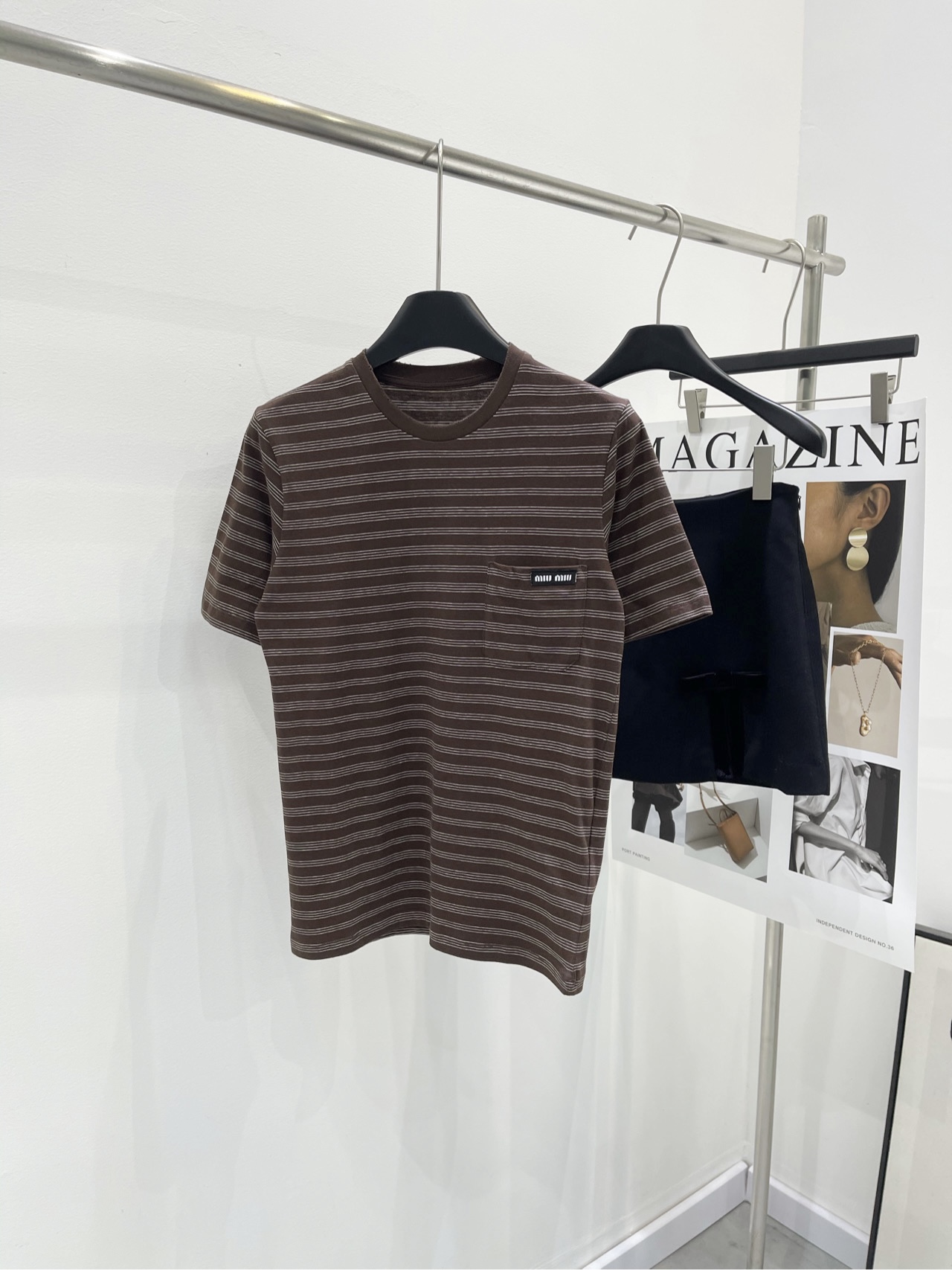 NO:295312,[M brown pinstripe pocket short-sleeved T] fabric, cotton, color brown * brown striped short-sleeved T-shirt 25Ss in early spring new!  Coffee-color contrasting logo pocket short-sleeved round neck T-shirt, simple and leisurely blending with a retro modern atmosphere, precision plain cotton materials, brown Maillard style, iconic embroidery logo pockets on the chest embellishment without gender. Neutral style tailoring, giving multiple stacked plasticity to a different proportion, detailed design reinterprets traditional styles, and presents a modern and iconic aesthetic outfit!  Flat size S shoulder width 37, bust 84, 61, sleeve length 22 M shoulder width 38, bust 88, 62, sleeve length 23 L shoulder width 39, bust 92, 63, sleeve length 24 Manual measurement will have 2~3cm errors within the normal range, T-shirt,tees, t-shirt,alexander wang19860909【M咖色细条纹口袋短袖T】 面料全棉 颜色咖色 *咖色条纹短袖T恤 25Ss早春上新！ 咖色纹撞色徽标口袋短袖圆领T恤 简约闲适糅合复古摩登氛围 精密平纹棉质用料 咖色美拉德风 胸口标志性刺绣徽标口袋点缀无性别主义 中性风格剪裁 赋予多件叠搭的可塑以别样的比例 细节设计重释传统款式 呈现现代气质的标志性美学穿搭哦！ 平铺尺码 S肩宽37,胸围84,衣长61,袖长22 M肩宽38,胸围88,衣长62,袖长23 L肩宽39,胸围92,衣长63,袖长24 手工测量会有2~3cm误差属于正常范围,,T-shirt,tees，t-shirt,alexander wang,Women's clothing
