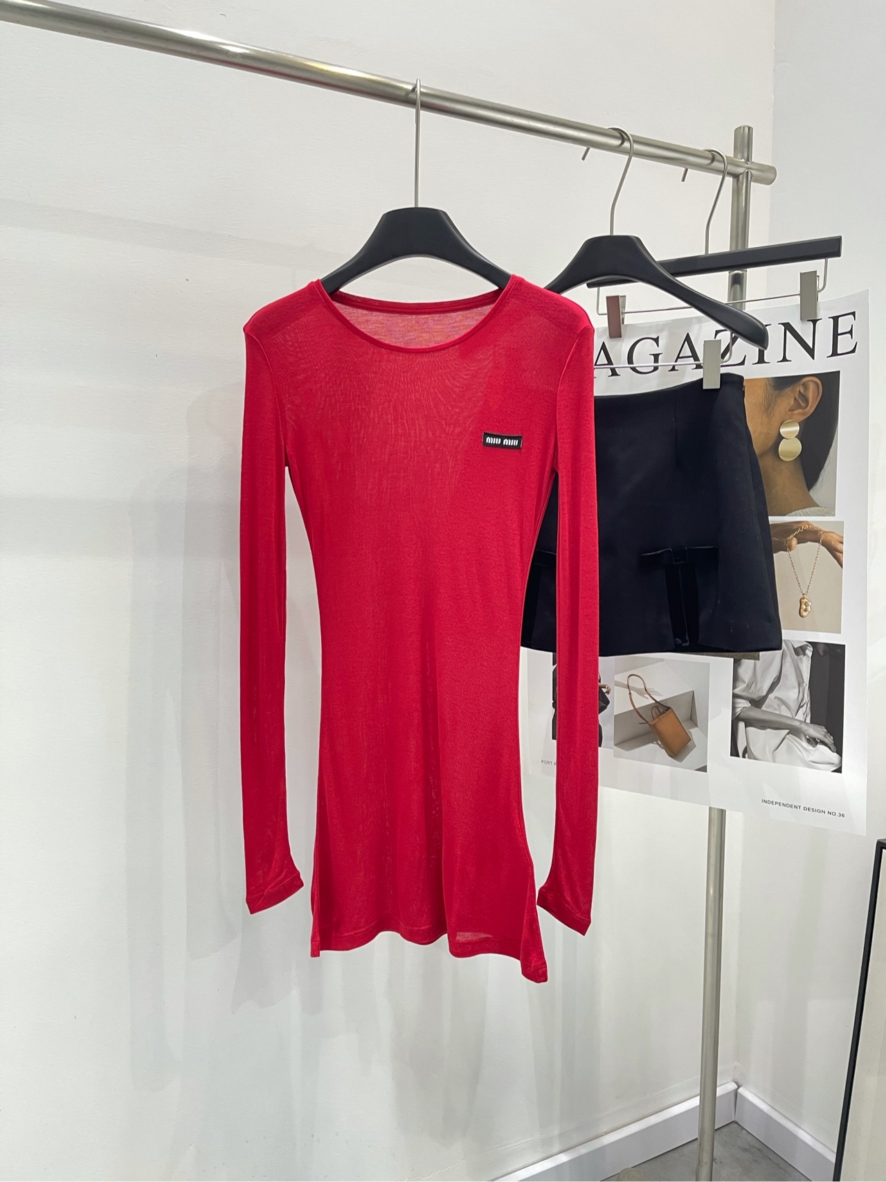 NO:296100,【M large red small-label perspective elastic T skirt】 Fabric ten-slim elastic cotton color red miu early spring new simple badge series T classic white T skirt The fabric is particularly soft and silky and skin-friendly. A simple T skirt with elasticity, can be worn alone or with a base layer. Flat size S shoulder width 38, bust 84 elasticity, 78 length of 70 M shoulder width 39, bust 88 elasticity, 79 length of 71 L shoulder width 40, bust 92 elasticity, 80 length of 72, sleeve length of 2~3cm errors are included in the normal range, miumiu, skirts, alexander wang19860909【M大红色小标透视弹力T裙】 面料天丝弹力棉 颜色红色 miu早春新款简约徽章系列T 经典白色T裙 面料特别柔软丝滑亲肤 简简单单的一件t裙 有弹力,单穿或打底叠穿都可以 平铺尺码 S肩宽38,胸围84弹力,衣长78,袖长70 M肩宽39,胸围88弹力,衣长79,袖长71 L肩宽40,胸围92弹力,衣长80,袖长72 手工测量会有2~3cm误差属于正常范围,,miumiu,skirts,alexander wang,Women's clothing