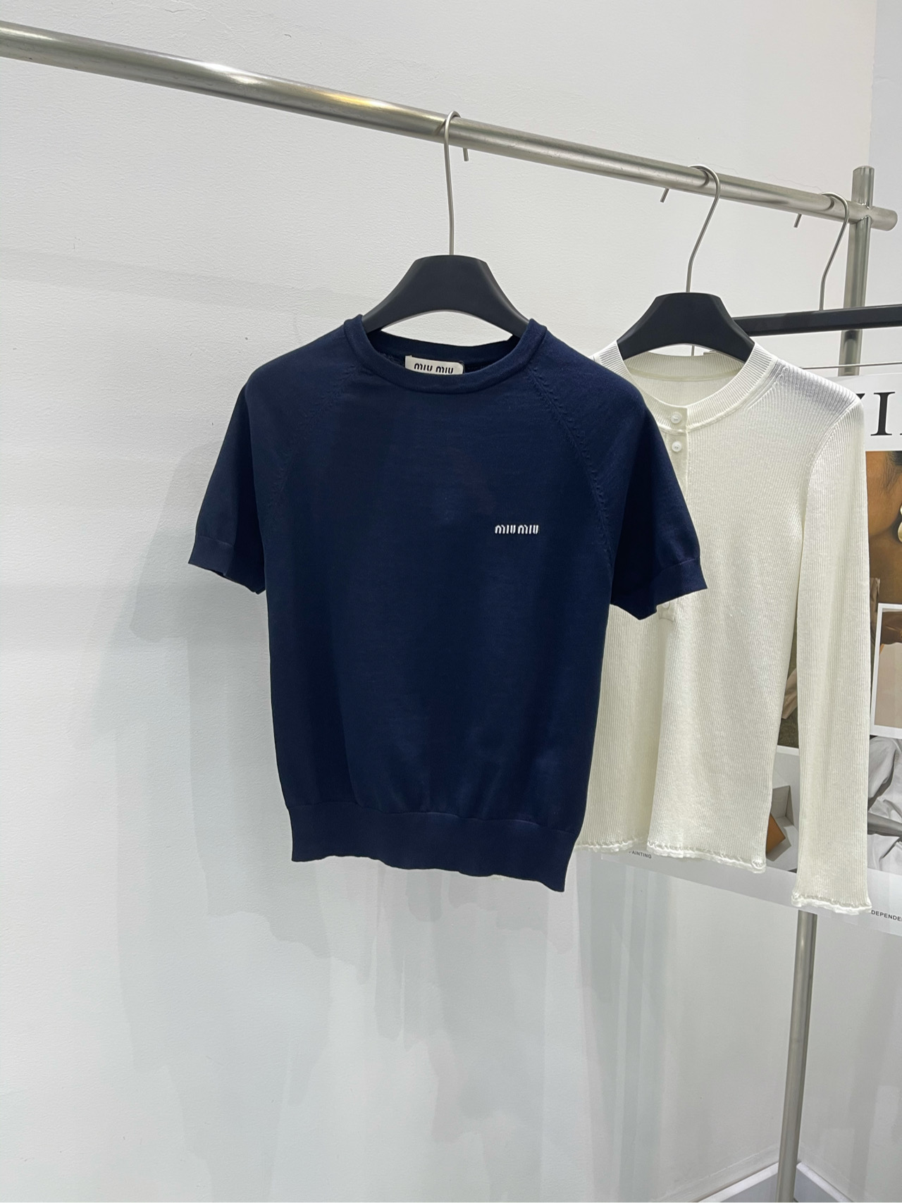 NO:296092,【M hidden blue letter jacquard knitted short sleeve】 Fabric Tianshi cotton blend, color hidden blue, color will not go wrong no matter how you wear it, the upper body looks too white, our family has not seen the picture correctly, the sleeve shape is different from what we have published before, it is estimated to be another popular product, the light and thin Tianshi cotton material, skin-friendly and body feel is so good, the texture is easy to compare. You all know the quality of the series every year, close your eyes and don’t step on the thunder. Flat size S raboscrews, bust 76 elastic, 53 length of 53, rotator sleeve length of 31 M raboscrews, bust 80 elastic, 55 length of 32 L raboscrews, bust 84 elastic, 57 length of 57, rotator sleeve length of 33 manual measurement will have 2~3cm errors that fall into the normal range, T-shirt, alexander wang19860909【M藏蓝字母提花针织短袖】 面料天丝棉混纺 颜色藏蓝 怎么穿搭都不会出错的颜色 上身太显肤白了 我们家没有看图对的 袖型跟之前出过的都不同 目测又是个流量爆款 糯叽叽的轻薄天丝棉材质 亲肤体感太赞了,质感随便比较 每年系列我们出的品质你们都知道 闭眼入不踩雷 平铺尺码 S插肩袖,胸围76弹力,衣长53,肩袖长31 M插肩袖,胸围80弹力,衣长55,肩袖长32 L插肩袖,胸围84弹力,衣长57,肩袖长33 手工测量会有2~3cm误差属于正常范围,,T-shirt,alexander wang,Women's clothing