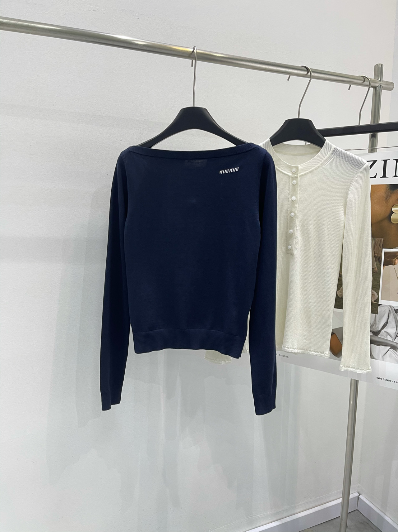 NO:296084,[M hidden blue letter one-length collar sweater] Fabric Tianshi cotton blend, color hidden blue Mi* 25Ss early spring new model, micro-label one-shoulder long-sleeved top, high-end production!  As high-end as ever, the key is that it is super easy to match, and the classic style makes the upper body look slimming!  It is versatile and beautiful in the age-reducing environment and is not picky about others!  Flat size S shoulder width 36, bust 80 elastic, garment length 51, sleeve length 68 M shoulder width 37, bust 84 elastic, garment length 52, sleeve length 69 L shoulder width 38, bust 88 elastic, garment length 53, sleeve length 70 Manual measurement will have 2 to 3cm errors within the normal range, alexander wang19860909【M藏蓝字母一字领针织衫】 面料天丝棉混纺 颜色藏蓝 Mi* 25Ss早春新款 微标一字肩长袖上衣 高版出品！一如既往的高级感 关键是超级好搭, 经典版型上身巨显瘦！ 减龄百搭不挑人上身美的不要不要的！ 平铺尺码 S肩宽36,胸围80弹力,衣长51,袖长68 M肩宽37,胸围84弹力,衣长52,袖长69 L肩宽38,胸围88弹力,衣长53,袖长70 手工测量会有2～3cm误差属于正常范围,,alexander wang,Women's clothing