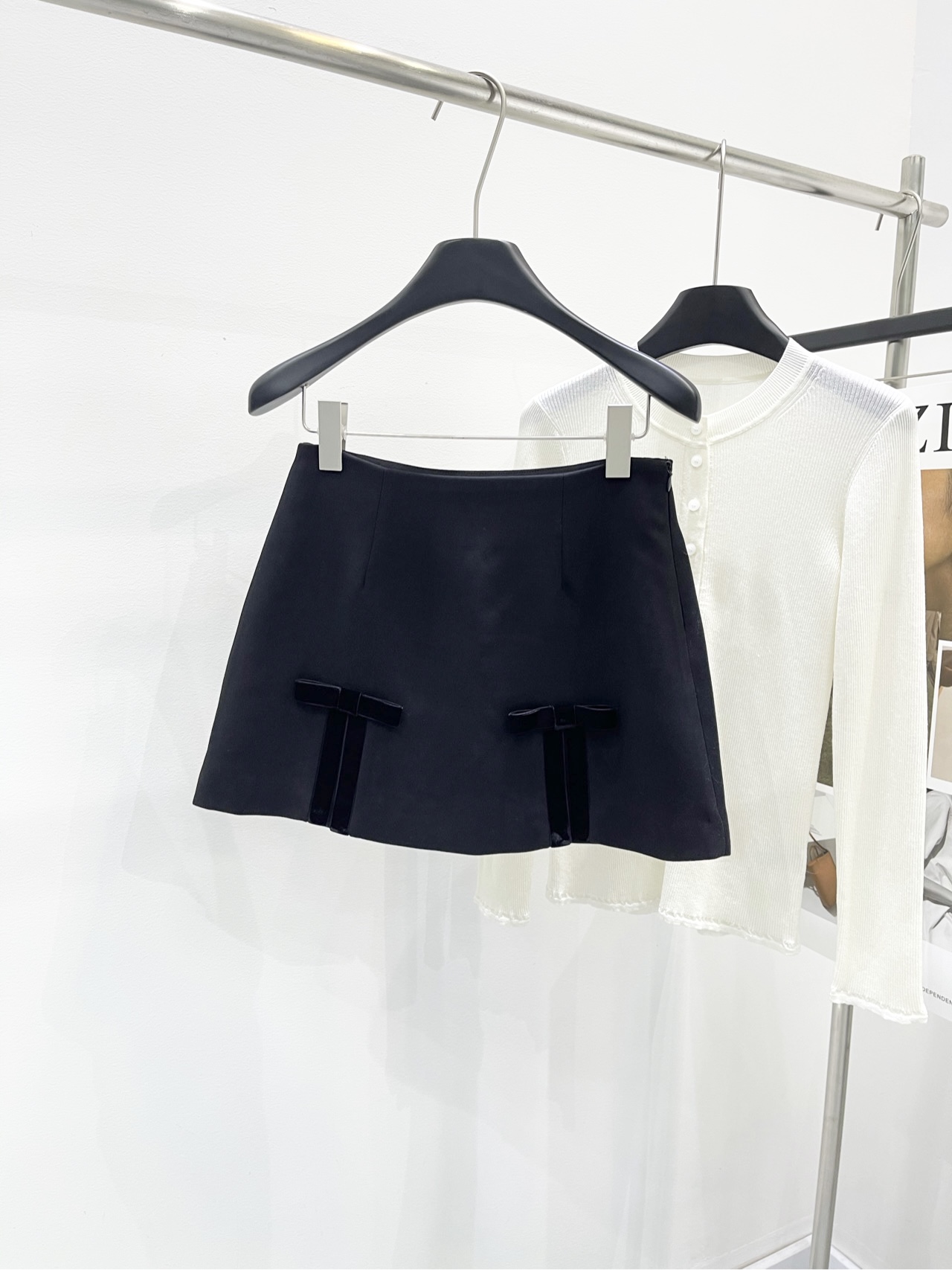 NO:296074,【P black bow suit skirt】 Fabric worsted wool, color black, P home's latest style, Party series skirt This is awesome, very unique and enduring fashion attitude, high waist slimming, visually elongated proportions, and more slender figure. Small people can also enter the design process of the slit bow on the hem is very particular, very versatile and high-end, full of high-end ~ The casual matching temperament is coming soon, a simple and fashionable item that shows temperament. Promise me, this skirt must be packed. Flat size S waist 68, hip 94, skirt length 35 M waist 72, hip 98, skirt length 36 L waist 76, hip 102, skirt length 37 Manual measurement will have 2~3cm errors within the normal range, skirt , skirt suit , alexander wang19860909【P黑色蝴蝶结西装半裙】 面料精纺羊毛 颜色黑色 P家最最最新款 Party系列半裙 这款真是绝绝子 很别致经久不衰的时尚态度 高腰显瘦视觉拉长比例,更显身材修长 小个子也可以妥妥的入 下摆开叉蝴蝶结设计工艺很讲究 非常百搭高级感满满哒～ 随意搭配气质马上就来了 简约时尚又显气质的单品 答应我,这裙子一定要收 平铺尺码 S腰围68,臀围94,裙长35 M腰围72,臀围98,裙长36 L腰围76,臀围102,裙长37 手工测量会有2~3cm误差属于正常范围,,skirts,business suit,alexander wang,Women's clothing