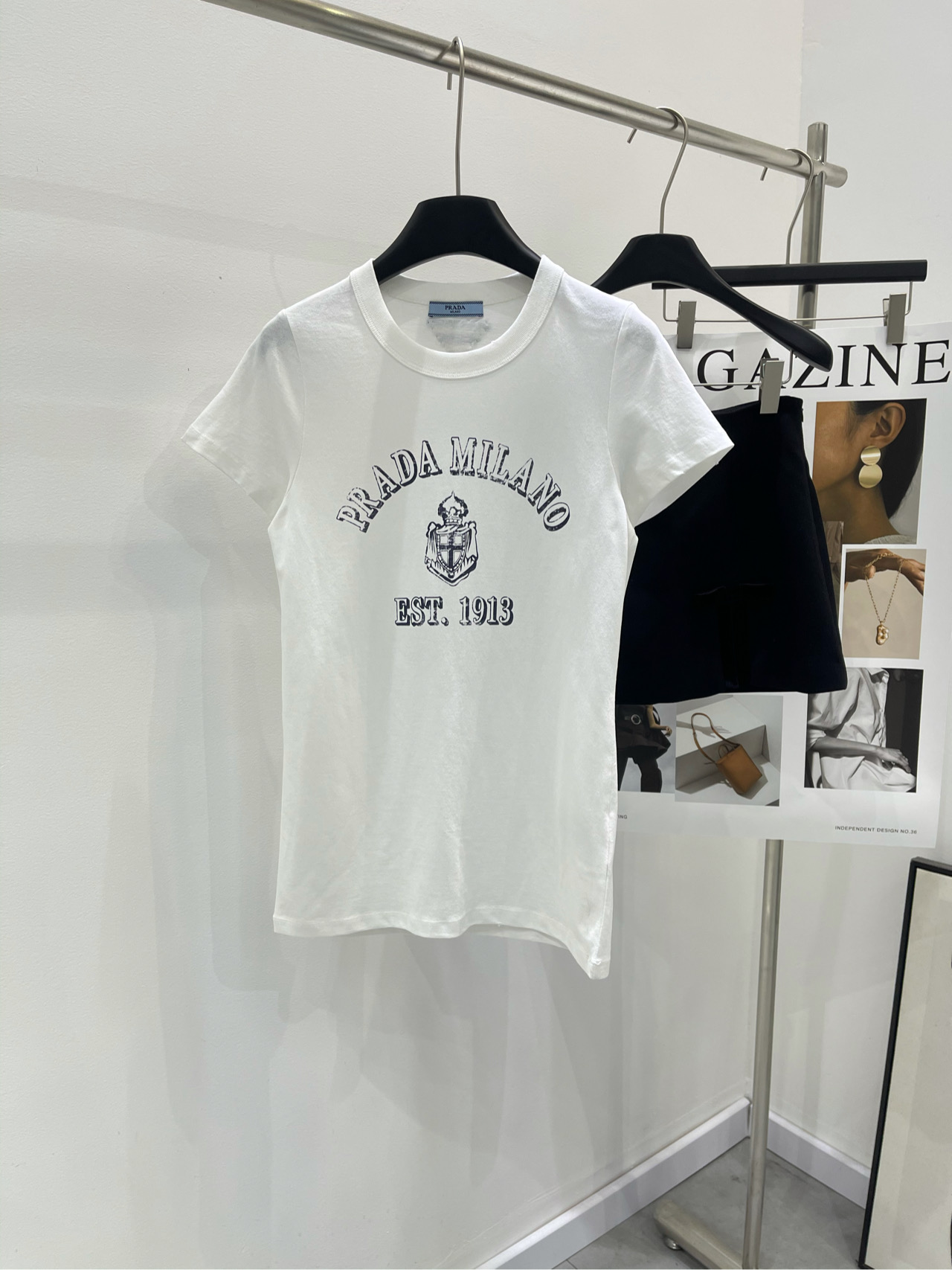 NO:296064,[P white old letter printing short-sleeved T] fabric full cotton color white Pra25 spring and summer new style custom high-end contrasting print letter pattern round collar spliced ​​ribbed collar short-sleeved T-shirt shipped positioned printed letters imported pure cotton fabric has awesome texture!  Customized hand-sewn knitted triangle △ mark on the back, fashionable and advanced, highly recommended for personal use, flat size S shoulder width 35, bust 82, garment length 67, sleeve length 17 M shoulder width 36, bust 86, garment length 68, sleeve length 18 L shoulder width 37, bust 90, garment length 69, sleeve length 19 Manual measurement will have 2~3cm errors within the normal range, prada, T-shirt,tees, t-shirt,alexander wang19860909【P白色做旧字母印花短袖T】 面料全棉 颜色白色 Pra25春夏新款 定制高级撞色印花字母图案 圆领拼接罗纹领短袖T恤出货 定位印花字母 进口纯棉面料质感超赞！ 后背定制手缝针织三角△标 时髦又高级 强烈推荐自留款 平铺尺码 S肩宽35,胸围82,衣长67,袖长17 M肩宽36,胸围86,衣长68,袖长18 L肩宽37,胸围90,衣长69,袖长19 手工测量会有2~3cm误差属于正常范围,,prada,T-shirt,tees，t-shirt,alexander wang,Women's clothing