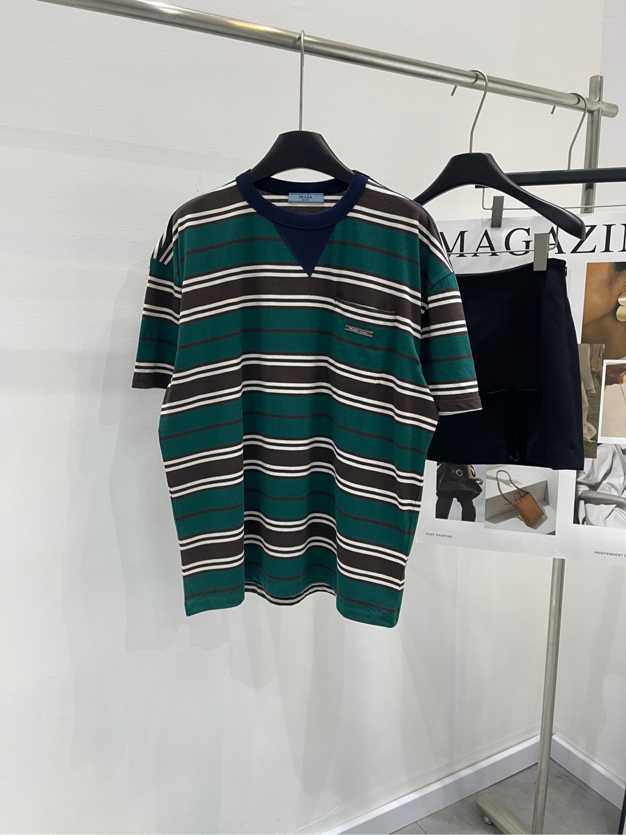 NO:296043,[p dark green striped color-blocked short-sleeved T] fabric, complete cotton color, dark green color-blocked Pra* | 25 early spring counter short-sleeved cotton T-shirt contrasting color round neck striped design is high-end and fashionable!  Exquisite letter labeling, adding fashionable style. The combination of Meidela colors is harmonious. The overlapping style interprets the autumn and winter style. The versatile king style. The workmanship quality depends on the details. High-version. Flat size. S shoulder width 55, bust 118, garment length 67, sleeve length 21 M shoulder width 56, bust 122, garment length 68, sleeve length 22 L shoulder width 57, bust 126, garment length 69, sleeve length 23. There will be 2~3cm errors in manual measurements., prada, T-shirt,tees, t-shirt,alexander wang19860909【p墨绿条纹拼色短袖T】 面料全棉 颜色墨绿拼色 Pra*｜25早春专柜短袖棉质T恤 撞色圆领 条纹设计高级又时髦！ 精致字母贴标,增添时尚格调 美德拉色系搭配和谐 叠搭风演绎秋冬造型,百搭王炸款 做工品质看细节 高版本 平铺尺码 S肩宽55,胸围118,衣长67,袖长21 M肩宽56,胸围122,衣长68,袖长22 L肩宽57,胸围126,衣长69,袖长23 手工测量会有2~3cm误差属于正常范围,,prada,T-shirt,tees，t-shirt,alexander wang,Women's clothing