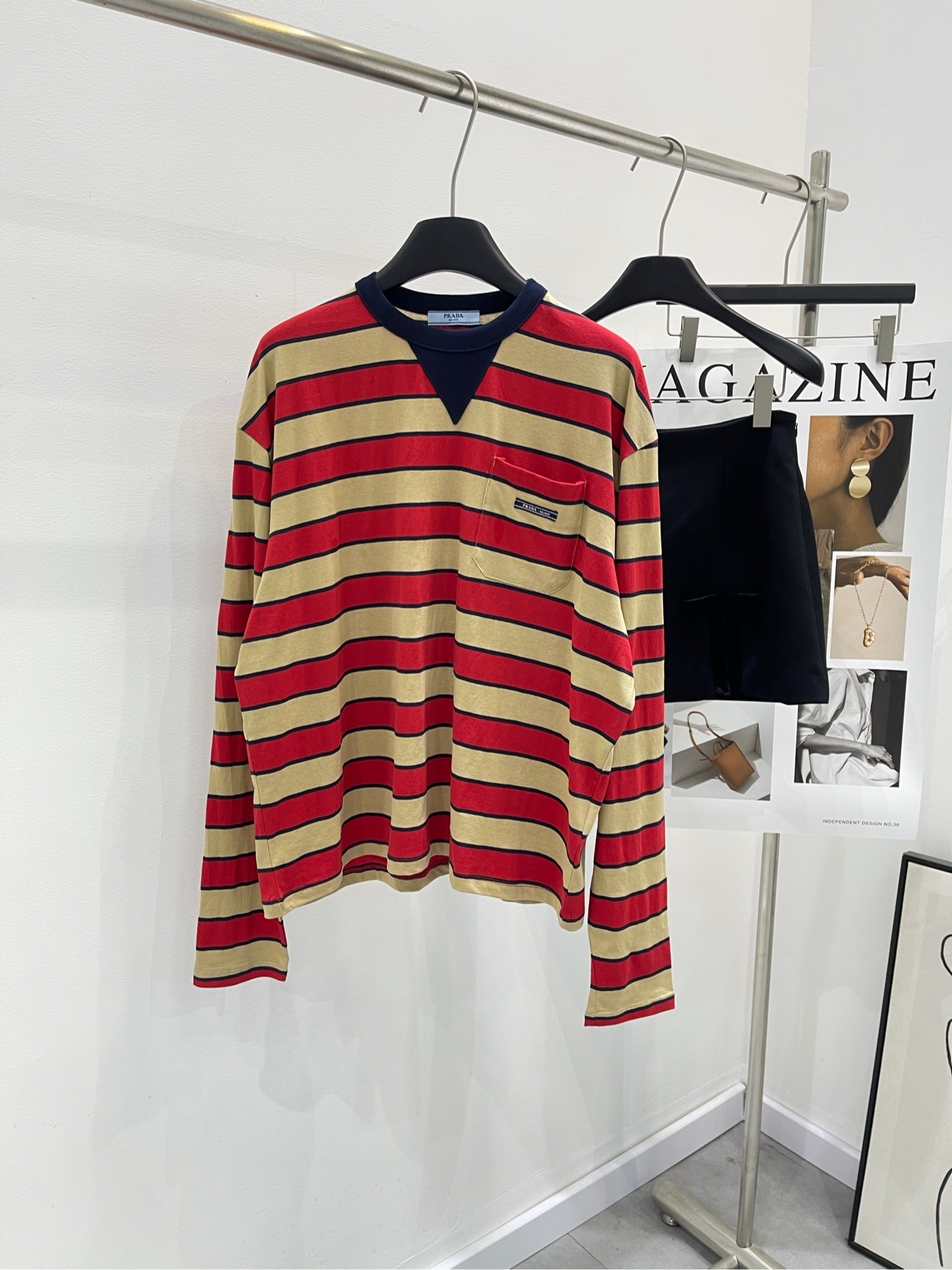 NO:296034,【P orange and yellow contrasting striped logo long sleeve T】 Fabric all cotton, color orange and yellow stripes, 24SS spring and summer new style, striped logo plain loose large version T, simple and leisurely blending with retro modern atmosphere, precision plain cotton materials, brightly colored striped patterns, chest iconic embroidery logo embellishment, genderless style tailoring, giving multiple pieces of stacking plasticity, reinterpreting traditional styles with different proportions, presenting the iconic aesthetic outfit with modern temperament, flat size S shoulder width 53, bust 126, garment length 64, sleeve length 66 M shoulder width 54, bust 130, garment length 65, sleeve length 67 L shoulder width 55, bust 134, garment length 66, sleeve length 68 Manual measurement will have 2~3cm errors within the normal range,,alexander wang19860909【P橙黄撞色条纹徽标长袖T】 面料全棉 颜色橙黄条纹 24SS春夏新款 条纹徽标平纹宽松大版T 简约闲适糅合复古摩登氛围 精密平纹棉质用料 通体饰有色彩鲜艳的条纹图案 胸口标志性刺绣徽标点缀 无性别主义风格剪裁 赋予多件叠搭的可塑性 以别样的比例细节设计重释传统款式 呈现现代气质的标志性美学穿搭哦 平铺尺码 S肩宽53,胸围126,衣长64,袖长66 M肩宽54,胸围130,衣长65,袖长67 L肩宽55,胸围134,衣长66,袖长68 手工测量会有2~3cm误差属于正常范围,,alexander wang,Women's clothing