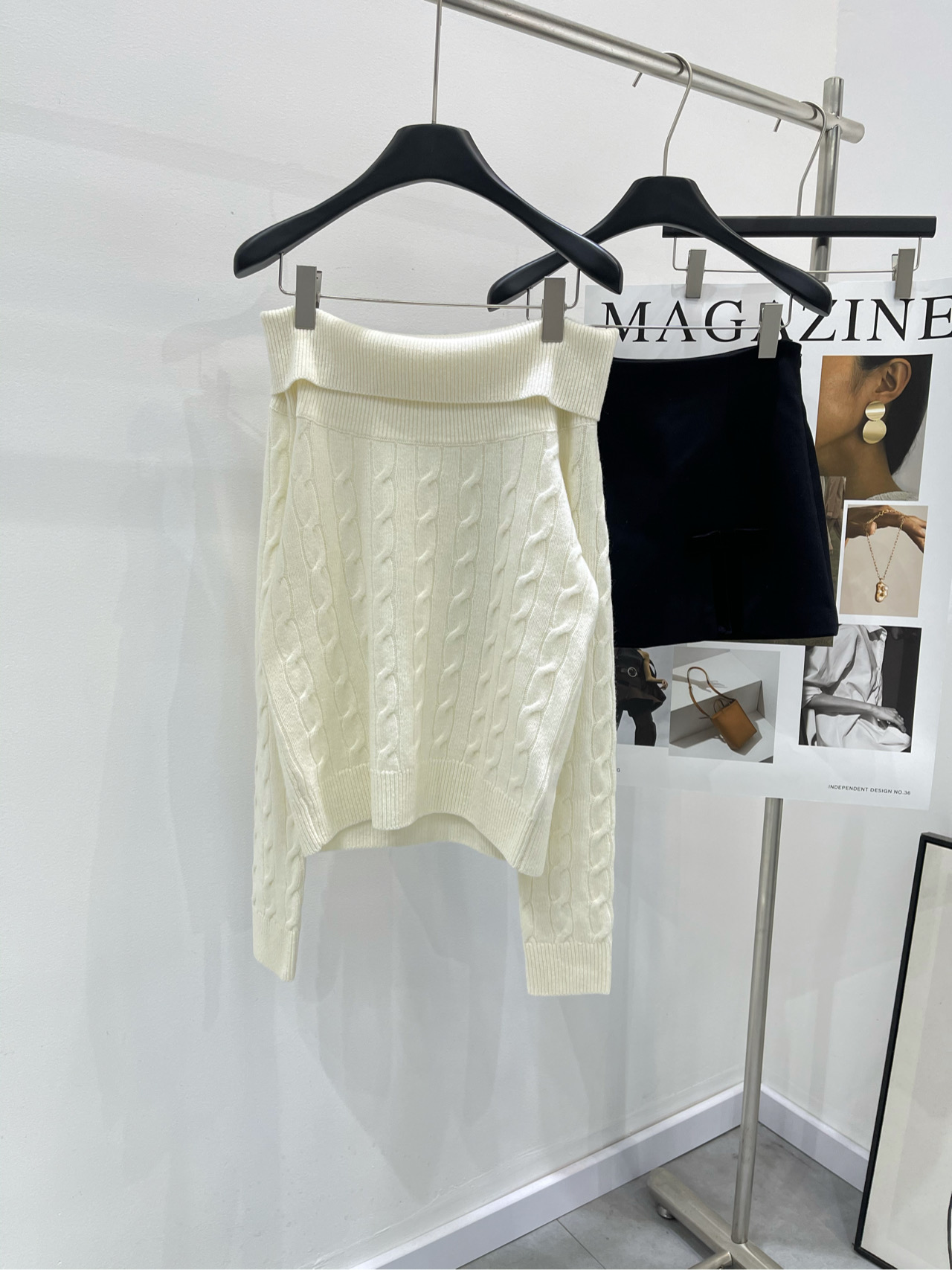 NO:296026,[Raf white one-length neck twist sweater] Fabric cashmere blended color milky white Raf's new milky white one-length shoulder sweater in autumn and winter Retro literary atmosphere, refreshing and without impurities. The upper body is lazy and leisurely, not procrastinating, just in a fit. Classic one-length collar Loose rag-shoulder design Collar braided double-layer threads Use special stitching to make the collar full and bulge High-density precision sewing basin machine sewing The stitching minute needle is even and the elasticity is moderate. Flat size S bust 86, 48 length, 62 M bust 90, 49 length, 63 L bust 94, 50 length, 64 Sleeve length, 2~3cm errors are included in the normal range, sweaters, alexander wang19860909【拉夫白色一字领麻花毛衣】 面料羊绒混纺 颜色奶白色 拉夫家秋冬新款奶白色一字肩毛衣 复古文艺的气息,清清爽爽不带杂质. 上身慵懒闲适 不显拖沓,刚刚好契合的状态 经典一字领 宽松版插肩设计 领子编织双层螺纹 采用特别的缝合方法使领子饱满鼓起 高密度精密缝盆机器缝合 缝线分针均匀,弹力适中 平铺尺码 S胸围86,衣长48,袖长62 M胸围90,衣长49,袖长63 L胸围94,衣长50,袖长64 手工测量会有2~3cm误差属于正常范围,,sweaters,alexander wang,Women's clothing