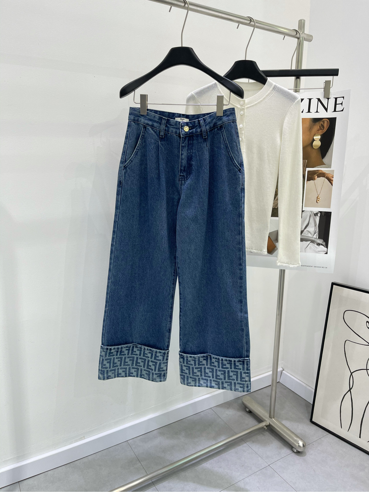 NO:296018,【FD dark blue rolled wide-leg denim trousers】 Fabric denim cotton color dark blue Fendi wide-leg jeans This jeans are very high when you go out. The design of the trouser legs is really perfect. The whole upper body turns into long legs in seconds. Denim wide-leg pants versatile slim jeans Flat size S waist 70, hip 100, trouser length 95 M waist 74, hip 104, trouser length 96 L waist 78, hip 108, trouser length 97 Manual measurement will have 2~3cm errors within the normal range, fendi, jeans, alexander wang19860909【FD深蓝卷边阔腿牛仔长裤】 面料牛仔棉 颜色深蓝 芬迪阔腿牛仔裤 这款牛仔裤穿出门回头率超高的呀 裤脚那里设计也是真的太完美了 一整个上身秒变成大长腿 牛仔阔腿裤 百搭显瘦牛仔裤 平铺尺码 S腰围70,臀围100,裤长95 M腰围74,臀围104,裤长96 L腰围78,臀围108,裤长97 手工测量会有2~3cm误差属于正常范围,,fendi,jeans,alexander wang,Women's clothing