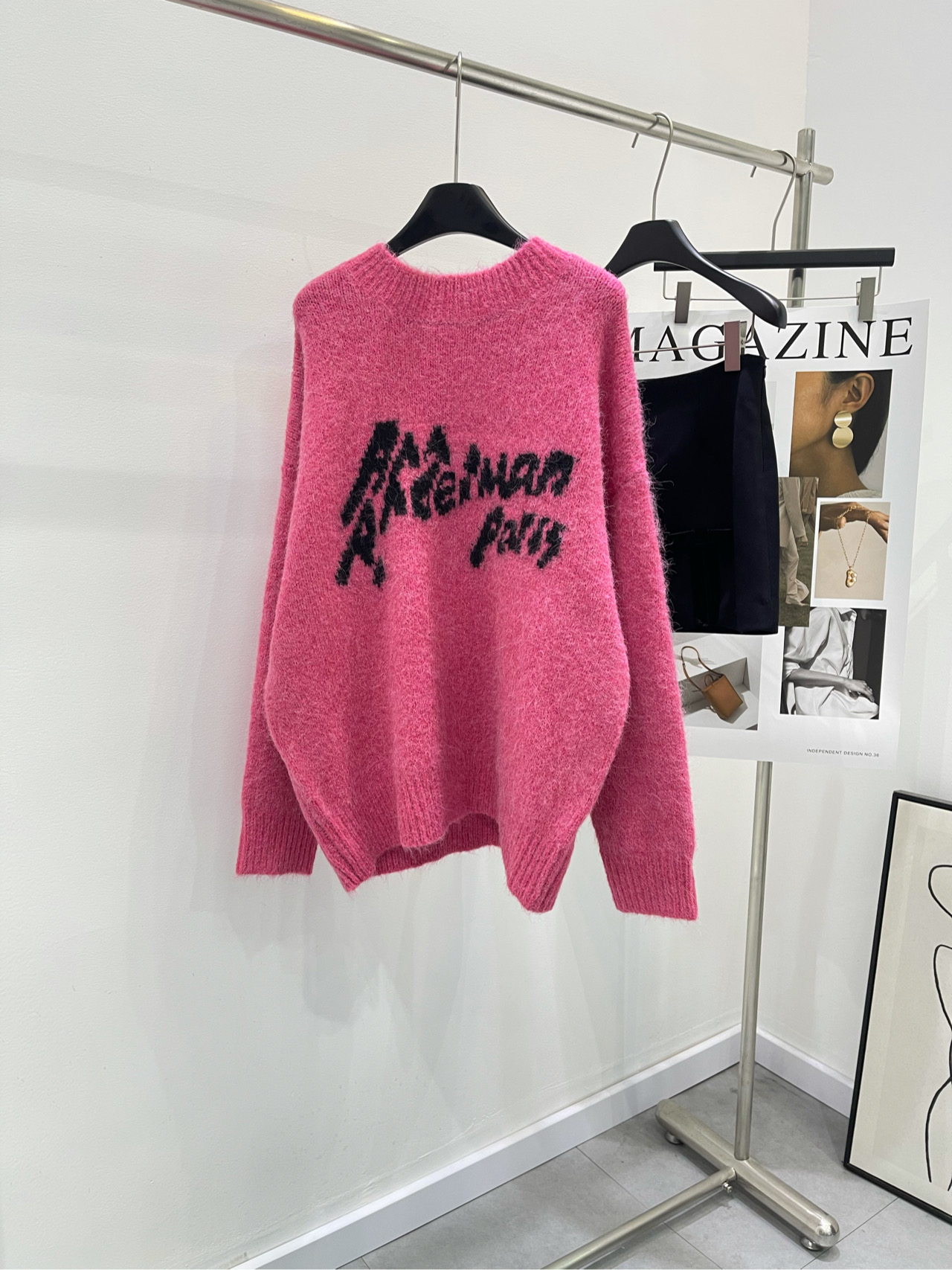 NO:296053,【Ann rose pink letter lazy sweater】 Fabric, alpaca blend Color pink rose red mohair pullover sweater Simple but not lacking high-end feeling, loose style Daily wear covers flesh and makes you look slim and slim, extremely practical. The soft mohair texture gives it a silky and comfortable wearing experience. Light and silky delicate touch makes people unable to stop. The chest of the sweater is decorated with a black brand graffiti logo. It is simple and elegant while adding a sense of fashion. Flat size S shoulder width 63, bust 132, garment length 71, sleeve length 52 M shoulder width 65, bust 136, garment length 72, sleeve length 53 L shoulder width 67, bust 140, garment length 73, sleeve length 54 Manual measurement will have 2~3cm errors within the normal range, sweaters, alexander wang19860909【Ann玫粉色字母慵懒毛衣】 面料,羊驼毛混纺 颜色玫粉色 玫红色马海毛套头毛衣 简约而不失高级感,宽松版型 日常穿既遮肉又显瘦,极其实用性强 柔软的马海毛质地赋予其丝滑舒适的穿着体验 轻盈如丝般细腻触感让人欲罢不能 毛衣的胸口装饰有黑色的品牌涂鸦风logo 简约大方的同时更增添了一份时尚感 平铺尺码 S肩宽63,胸围132,衣长71,袖长52 M肩宽65,胸围136,衣长72,袖长53 L肩宽67,胸围140,衣长73,袖长54 手工测量会有2~3cm误差属于正常范围,,sweaters,alexander wang,Women's clothing