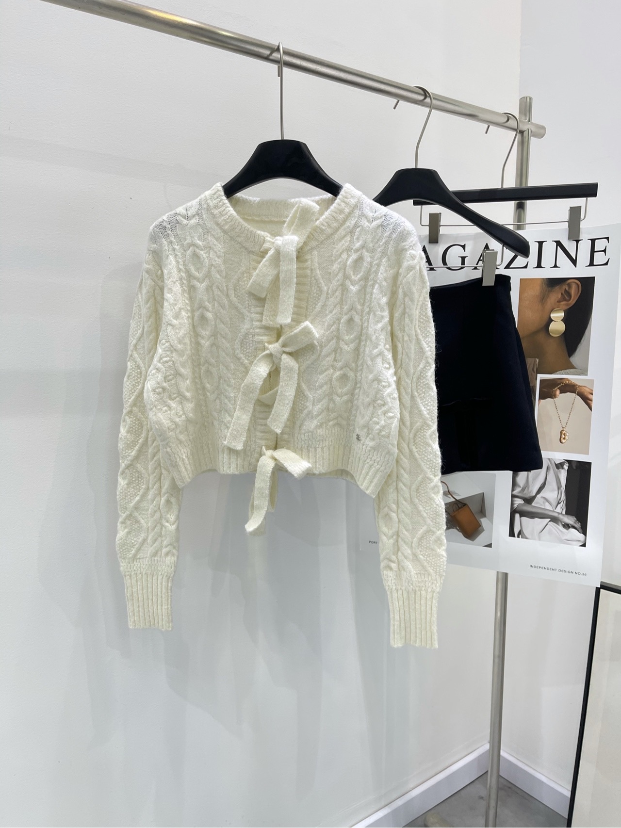 NO:296041,[Xiaoxiang White Bow Cable Cardigan] Fabric Wool Blended Color White *5 Butterfly Knit Cardigan This white butterfly Knit Cardigan is simply the perfect interpretation of the gentle girlish heart!  Light knitted fabric, the touch is as soft as a cloud, the milky tone makes people fall in love at first sight, the exquisite butterfly elements embellish it, adding a bit of dreamy and romance, putting on it, instantly reducing age, as if returning to the innocent girl's age, super girlish design, whether it is matched with sweet skirts or casual pants, you can easily control it, allowing you to stand out in the crowd, becoming the most eye-catching one. Flat size S shoulder width 41, bust 92, length 40, sleeve length 61 M shoulder width 42, bust 96, length 41, sleeve length 62 L shoulder width 43, bust 100, length 42, sleeve length 63 Manual measurement will have 2~3cm errors within the normal range, skirts, alexander wang19860909【小香白色蝴蝶结绞花开衫】 面料羊毛混纺 颜色白色 *5蝴蝶针织小开衫 这款白色蝴蝶针织开衫 简直是温柔少女心的完美诠释！ 轻盈的针织面料,触感如同云朵般柔软 奶呼呼的色调让人一眼爱上 精致的蝴蝶元素点缀其间 增添了几分梦幻与浪漫 穿上它,瞬间减龄 仿佛回到了纯真无邪的少女时代 超级少女风的设计 无论是搭配甜美裙装还是休闲裤装 都能轻松驾驭,让你在人群中脱颖而出 成为最亮眼的那一位 平铺尺码 S肩宽41,胸围92,衣长40,袖长61 M肩宽42,胸围96,衣长41,袖长62 L肩宽43,胸围100,衣长42,袖长63 手工测量会有2~3cm误差属于正常范围,,skirts,alexander wang,Women's clothing