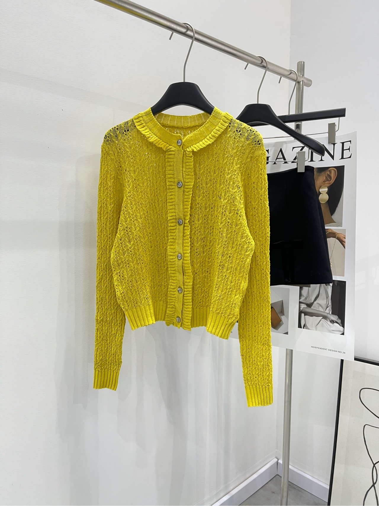 NO:297394,[Xiaoxiang style yellow black ear cardigan] Fabric cotton blended special yarn color chick yellow Xiaoxiang 2025 spring and summer new style, original custom cardigan pleated lace knit cardigan special yarn woven soft and comfortable and fashionable. The round neck cardigan is exquisitely tailored and more luxurious. The palace texture is matched with double C printed round buttons to highlight the elegant style of the famous lady. Combined with the large wheat ears, the micro-hollow texture is exquisite and bright and full of eye-catching. Flat size S shoulder width 37, bust 86, 48, sleeve length 61 M shoulder width 39, bust 90, 50, sleeve length 62 L shoulder width 41, bust 94, 52, sleeve length 63 Manual measurement will have 2~3cm errors within the normal range, alexander wang19860909【小香风黄色木耳边开衫】 面料棉混纺特种纱 颜色小鸡黄 小香2025春夏新款,原版定制开衫 褶皱花边针织开衫特种纱线织造 柔软舒适洋气显瘦 圆领开衫剪裁精巧细节更显华贵 宫廷质感搭配双C印刻圆扣 突出名媛优雅格调 配合大身麦穗感 微镂空纹理精致亮眼感拉满 平铺尺码 S肩宽37,胸围86,衣长48,袖长61 M肩宽39,胸围90,衣长50,袖长62 L肩宽41,胸围94,衣长52,袖长63 手工测量会有2~3cm误差属于正常范围,,alexander wang,Women's clothing