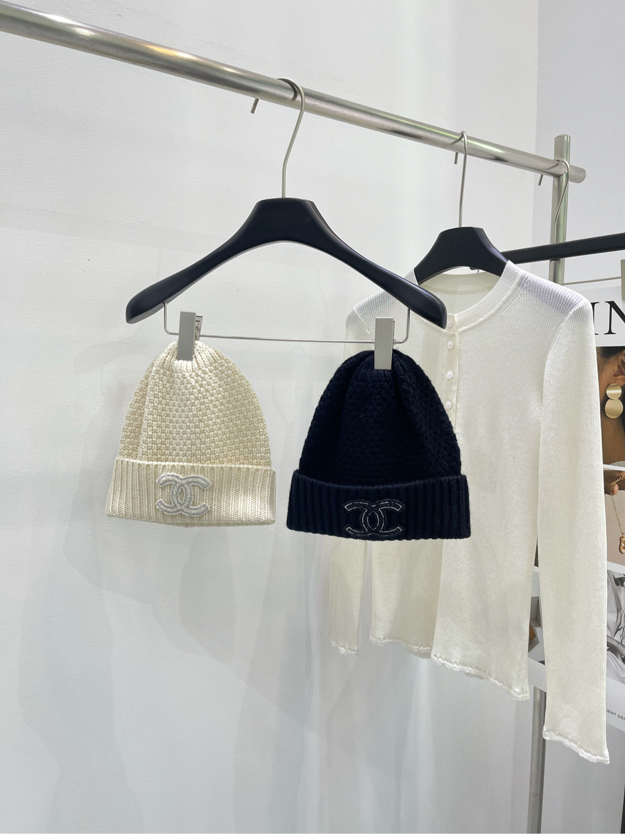 NO:297412,[Double C Curled Pineapple Knitted Hat] The hat is not returned and replaced. Fabric cashmere blended. Colors are off-white and black. A must-have for warm and fashionable winter. Classic striped design, cashmere material. Delicate and soft, warm and comfortable. Light touch. Whether it is for work commuting or casual parties, it is the first choice!  Convenient storage/warm winter/high cost-effectiveness/versatile single product. Flat size: average size 22cm, hat circumference 46cm and elastic. Manual measurement will have 2~3cm errors within the normal range. Hats, alexander wang19860909【双C卷边菠萝针织帽】帽子不退换 面料羊绒混纺 颜色米白色、黑色 冬日温暖时尚的必备品 经典条纹设计,羊绒材质 细腻柔软,保暖舒适 轻盈的触感 无论是上班通勤还是休闲聚会 都是首选！ 收纳方便/温暖过冬/性价比高/ 百搭单品 平铺尺码 均码长22cm,帽围46cm有弹力 手工测量会有2~3cm误差属于正常范围,,hats,alexander wang,Women's clothing