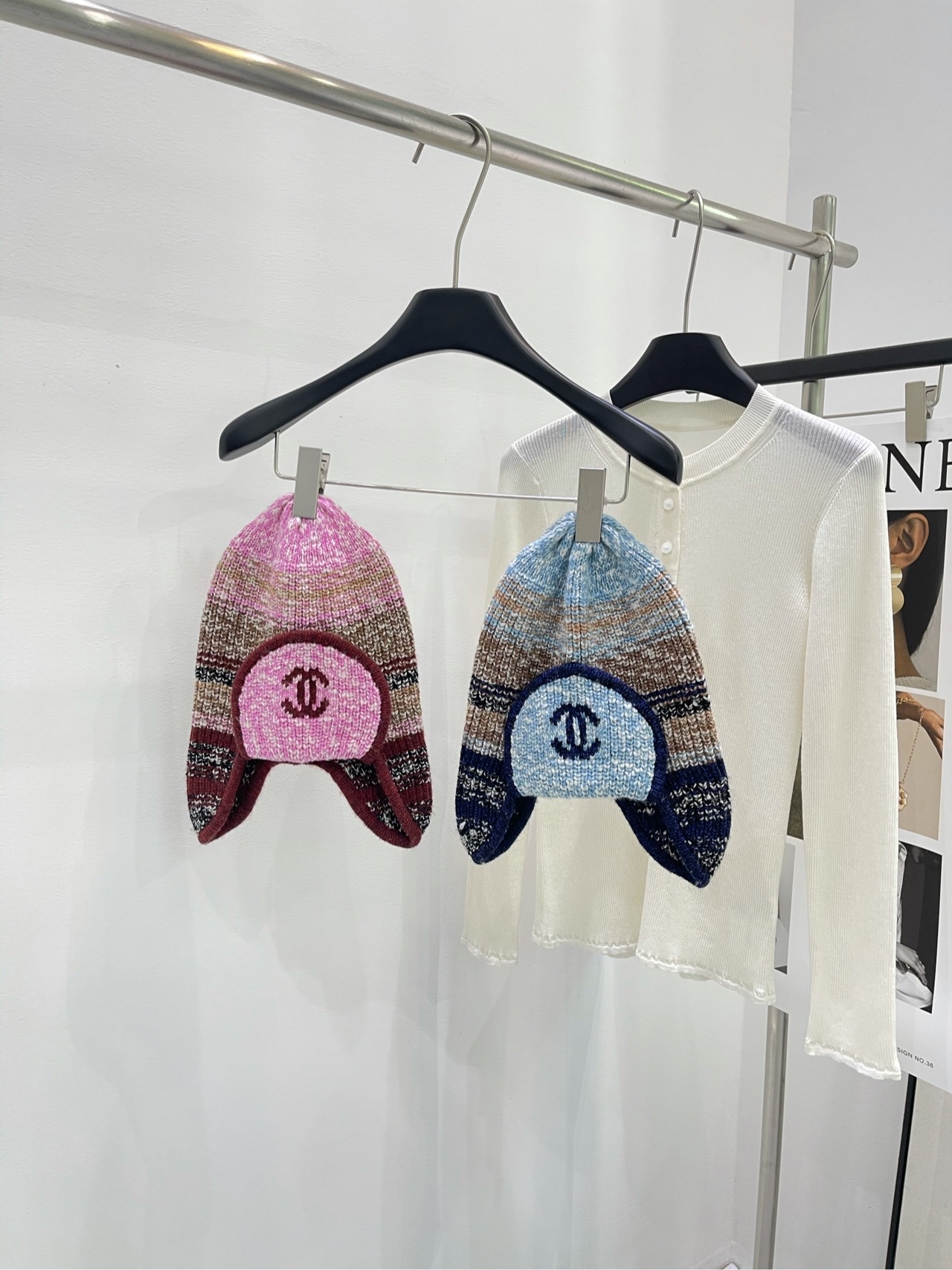 NO:297406,[Xiaoxiangcai line ski flight hat] Hat is not returned and replaced. Fabric cashmere wool blended. Color pink and blue. Xiaoxiang ski series flight hat. The ear protection design is so cute. Customized color cashmere blended yarn. Warm and versatile fashion items. Flat size. The average size cap length is 32cm, the hat circumference is 46cm and the cap is elastic. Manual measurement will have 2~3cm errors that fall within the normal range. Hats, alexander wang.19860909【小香彩线滑雪飞行帽】帽子不退换 面料羊绒羊毛混纺 颜色粉色、蓝色 小香滑雪系列飞行帽 护耳设计太可爱了 定制彩色羊绒混纺纱线 保暖又百搭的时尚单品 平铺尺码 均码帽长32cm,帽围46cm有弹力 手工测量会有2~3cm误差属于正常范围,,hats,alexander wang,Women's clothing