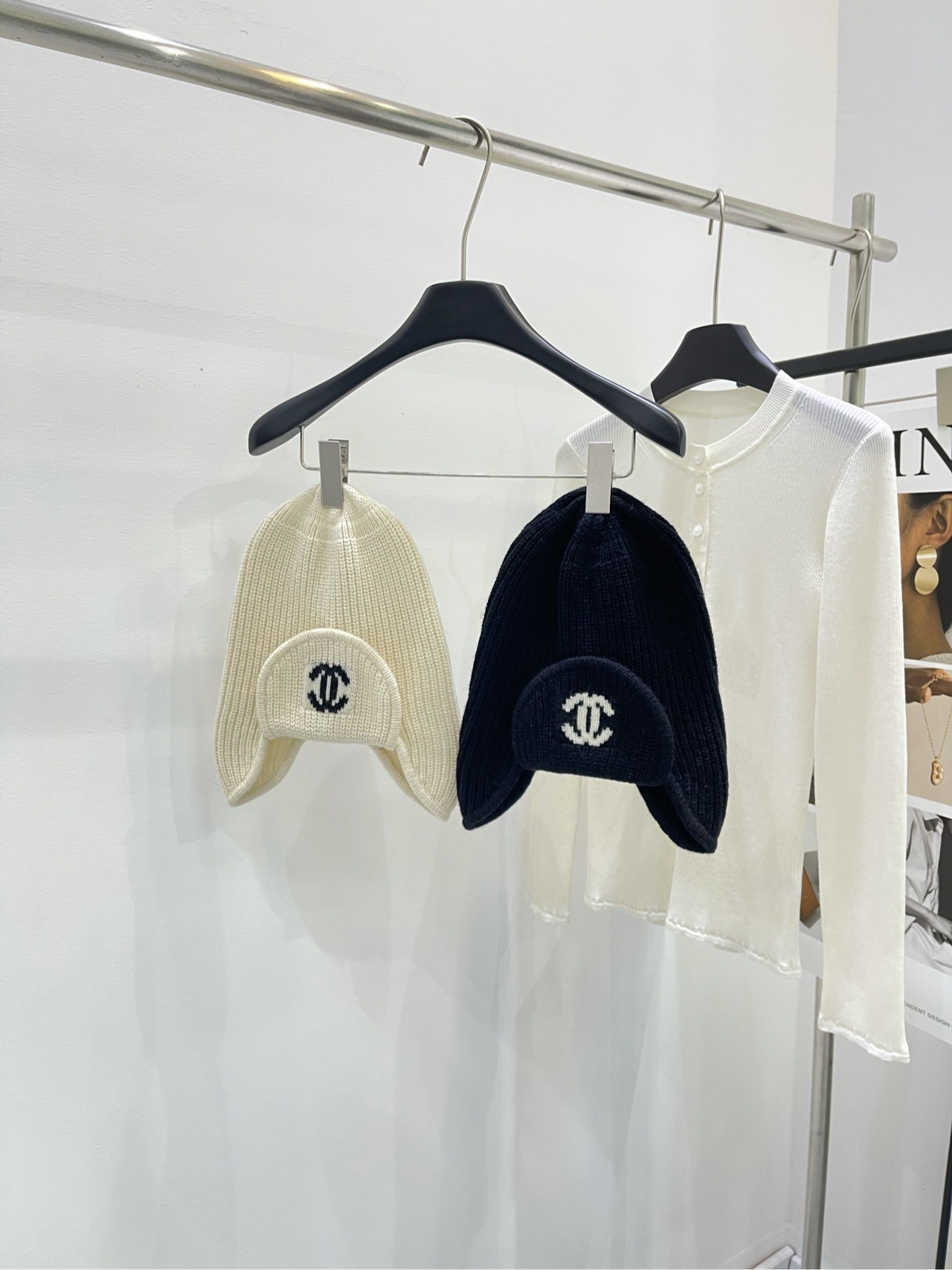 NO:297396,[Xiaoxiang black and white ski flying hat] The hat is not returned and replaced. Fabric cashmere wool blended. Colors beige and black. Xiaoxiang ski series flying hat. The ear protection design is so cute. Customized classic black and white two-color cashmere blended yarn. Warm and versatile fashion items. Flat size. The average size cap length is 32cm, the hat circumference is 46cm and the hat is elastic. Manual measurement will have 2~3cm errors that fall within the normal range. Hats, alexander wang.19860909【小香黑白滑雪飞行帽】帽子不退换 面料羊绒羊毛混纺 颜色米白色、黑色 小香滑雪系列飞行帽 护耳设计太可爱了 定制经典黑白两色羊绒混纺纱线 保暖又百搭的时尚单品 平铺尺码 均码帽长32cm,帽围46cm有弹力 手工测量会有2~3cm误差属于正常范围,,hats,alexander wang,Women's clothing