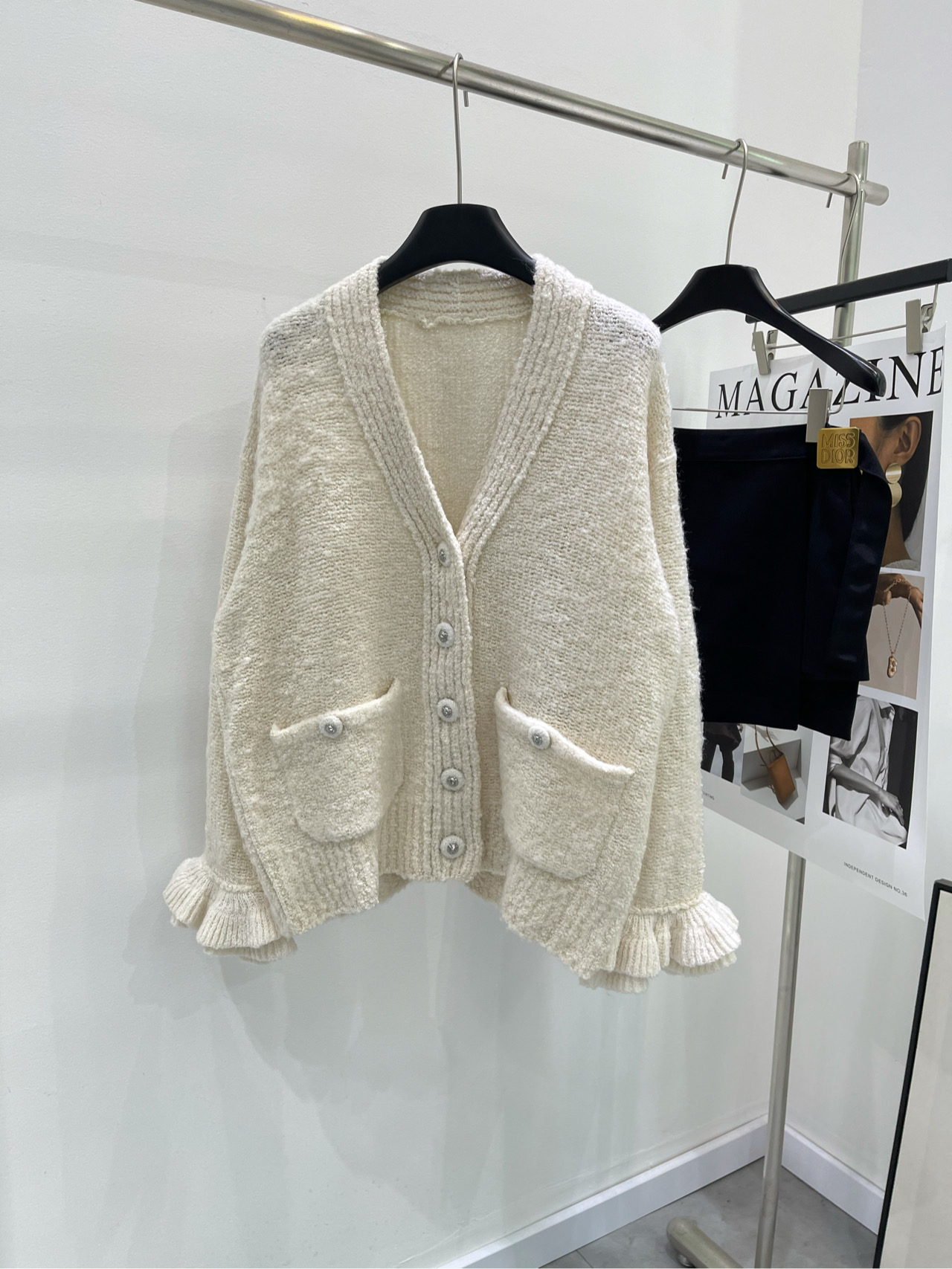 NO:297388,[Xiaoxiang milk-white flared sleeve V-neck cardigan] Fabric cashmere ring yarn, color milky white, this piece of milky milk is so suitable for winter, original customization!  The lace flared sleeves are super design-like!  The atmosphere is filled with jeans and a small hat. It is lazy and loose in the style. It will reduce your age and will not make you look fat. It is thick and textured!  The style and color will be restored~ If you like it, please hurry up and order it. Xi Mengyao's same style. Flat size S shoulder width 52, bust 120, garment length 61, sleeve length 54 M shoulder width 54, bust 124, garment length 63, sleeve length 55 L shoulder width 56, bust 128, garment length 65, sleeve length 56. Manual measurement will have 2~3cm errors that fall within the normal range, jeans, hats, alexander wang19860909【小香奶白色喇叭袖V领开衫】 面料羊绒圈圈纱 颜色奶白色 香奶奶这件奶呼呼的颜色好适合冬天 原版定制！ 花边喇叭袖超有设计感！ 搭配牛仔裤小帽子氛围感直接拉满了 慵懒宽松放入版型 穿上超减龄又不会显胖,厚实有质感！ 版型颜色会努力去还原～ 有喜欢的小姐妹抓紧yu订起来 奚梦瑶同款 平铺尺码 S肩宽52,胸围120,衣长61,袖长54 M肩宽54,胸围124,衣长63,袖长55 L肩宽56,胸围128,衣长65,袖长56 手工测量会有2~3cm误差属于正常范围,,jeans,hats,alexander wang,Women's clothing