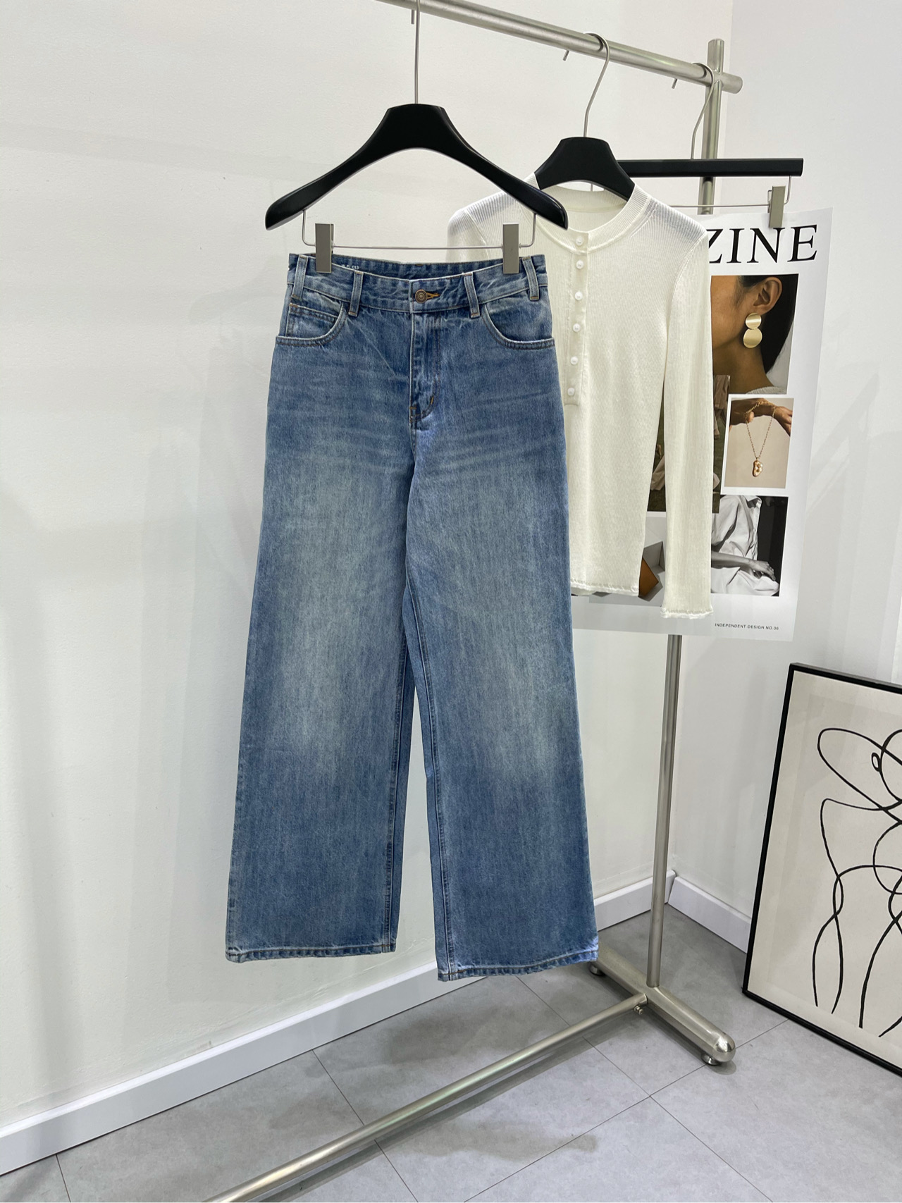 NO:298425,【ce light blue denim straight trousers】 Fabric denim cotton color light blue CELIN* light plate jeans fixed weaving and dyeing and washing process, imported denim cotton fabric The fabric is soft and glutinous, soft and comfortable, texture is slim and loose, loose style Classic color system, irreplaceable high-end and atmospheric and high-end Customized hardware accessories Flat size S (26 size) waist circumference 68, hip circumference 96, trouser length 106 M (27 size) waist circumference 72, hip circumference 100, trouser length 107 L (28 size) waist circumference 76, hip circumference 104, trouser length 108 Manual measurement will have 2~3cm errors within the normal range, celine, jeans, alexander wang19860909【ce浅蓝牛仔直筒长裤】 面料牛仔棉 颜色浅蓝 CELIN*光板牛仔裤 定织定染洗水工艺,进口牛仔棉面料 面料软糯,柔软舒适 质感显瘦兼备,宽松版型 经典色系 ,不可替代的高级松弛感 高端大气上档次 定制五金配件 平铺尺码 S（26码）腰围68,臀围96,裤长106 M（27码）腰围72,臀围100,裤长107 L（28码）腰围76,臀围104,裤长108 手工测量会有2~3cm误差属于正常范围,,celine,jeans,alexander wang,Women's clothing