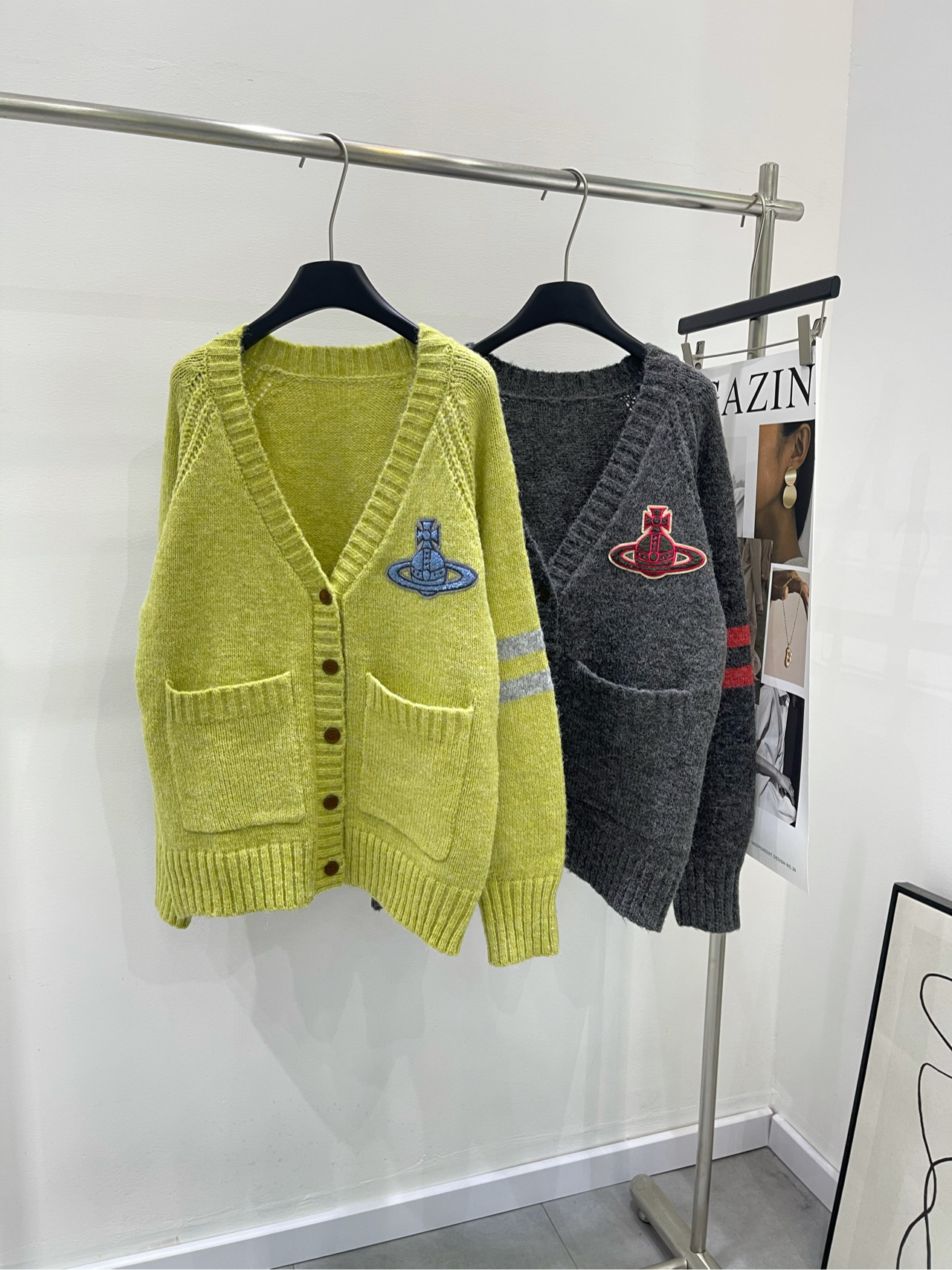 NO:298410,[Towel Saturn embroidered V-neck cardigan] Fabric wool alpaca blend, color yellow, dark gray, new autumn and winter style~ Saturn embroidery niche design wool lazy knitted sweater jacket New wool cardigan is finally shipped!  This cardigan not only uses the classic patch towel embroidered Saturn pattern, but also reveals high-end and textured every needle and thread, which is simply loveable! The fabric yarn is all tidy and dyed. Only the fabric pattern/color/feel/material can be consistent with YB. Classic logo and unique charm. The highlight of this wool cardigan is the classic patch embroidery. The unique design is super eye-catching! In terms of material, this cardigan uses tidy and dyed knitted yarn, which feels soft and glutinous, comfortable and skin-friendly. When worn on the body, it seems to be wrapped in clouds, warm and light. The v-neck neck design not only embellishes the neckline but also adds a sense of femininity. The button opening and closing design is easy to put on and take off, but also adds an elegance to the overall shape. Flat size S rag sleeves, bust 114, 67, and 73 rotator sleeves  M raglan sleeves, bust 118, garment length 69, rotator sleeves 74 L raglan sleeves, bust 122, garment length 71, rotator sleeves 75 Manual measurement will have 2~3cm errors within the normal range, Jackets & coats, alexander wang19860909【毛巾土星刺绣V领开衫】 面料羊毛羊驼毛混纺 颜色黄色、深灰色 秋冬新款～土星刺绣小众设计羊毛慵懒针织毛衫外套 新品羊毛开衫终于出货啦！ 这款开衫不仅采用了经典的贴片毛巾绣土星图案 而且每一针每一线都透露着高级与质感 简直让人爱不释手! 面料纱线全是订织定染 这样出来的面料纹路/颜色/手感/材质 才能做到与YB一致 经典标识 独特魅力 这款羊毛开衫的亮点就是经典标识贴片绣 独特的设计超吸睛! 材质方面,这款开衫采用了订织订染针织纱线 手感软糯,舒适亲肤. 穿在身上,仿佛被云朵包裹一般 温暖又不失轻盈感. v领的领口设计,既修饰了颈部线条 又增添了女人味. 钮扣开合的设计,方便穿脱 同时也为整体造型增添了一份优雅感 平铺尺码 S插肩袖,胸围114,衣长67,肩袖长73 M插肩袖,胸围118,衣长69,肩袖长74 L插肩袖,胸围122,衣长71,肩袖长75 手工测量会有2~3cm误差属于正常范围,,jackets & coats,alexander wang,Women's clothing