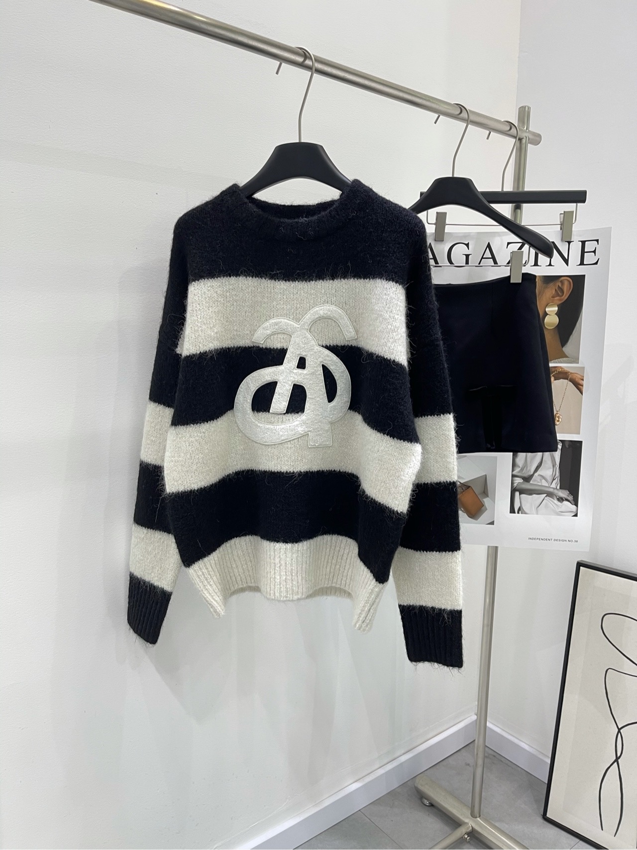 NO:298404,【Ann Black and White Color Bundle Sweater】Fabric Alpaca Blended Color Black and White Color Bundle 24FW Alpaca Black and White Wide Stripe Pullover Alpaca Black and White Wide Stripe Pullover Black and White Interwoven Stripe Design Makes casual and lazy outfit instantly vivid Delicate knitting craftsmanship creates a soft and glutinous touch, making people love it. The wide and loose style brings a relaxed and comfortable wearing experience. The drape is excellent, highlighting the figure while making it taller. The unique three-dimensional logo on the chest adds a hint of fashionable texture to it. Every day is full of unique style. Flat size S shoulder width 63, bust 110, length 64, sleeve length 55 M shoulder width 65, bust 114, length 66, sleeve length 56 L shoulder width 67, bust 118, length 68, sleeve length 57  Manual measurement will have 2~3cm errors within the normal range, sweaters, alexander wang19860909【Ann黑白拼色贴布字母大毛衣】面料羊驼毛混纺 颜色黑白拼色 24FW 羊驼毛黑白宽条纹套头毛衣 羊驼毛黑白宽条纹套头毛衣 黑白交织的条纹设计 让休闲慵懒的穿搭瞬间生动起来 细腻的针织工艺 打造出软软糯糯的触感,让人爱不释手 宽宽松松的版型,带来轻松舒适的穿着体验 垂坠感极佳,凸显身材的同时更显高挑 胸口独特的立体logo 为其增添了一丝时尚质感 每一个日常都充满了独特风格 平铺尺码 S肩宽63,胸围110,衣长64,袖长55 M肩宽65,胸围114,衣长66,袖长56 L肩宽67,胸围118,衣长68,袖长57 手工测量会有2~3cm误差属于正常范围,,sweaters,alexander wang,Women's clothing