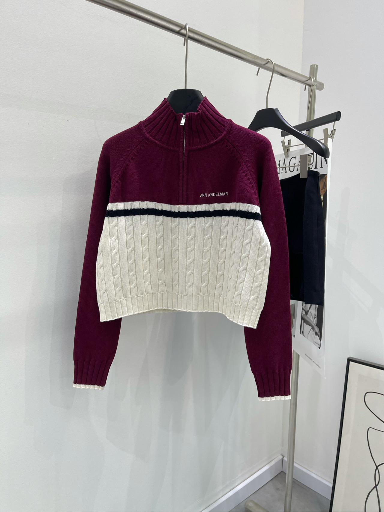 NO:298400,【Ann burgundy color-blocked stand-collar zipper short cardigan】Fabric cotton wool blend Color burgundy half-open zipper contrasting stand-collar slim-fit design short knit sweater Half-open zippered sweater Coming with burgundy red and black and white to create a unique style. Stand collar design not only shows spirit but also adds a bit of toughness. S rag-fit style perfectly combines fashion and comfort. Unique pattern exquisite knitted. When worn on the body, business or casual moments can make you the focus of everyone's eyes. Flat size S rag-roll sleeves, bust 100, garment length 44, rotator sleeves 70 M rag-roller sleeves, bust 104, garment length 46, rotator sleeves 71 L rag-roller sleeves, bust 108, garment length 48, rotator sleeves 72 Manual measurement will have 2~3cm errors within the normal range, alexander wang19860909【Ann酒红拼色立领拉链短开衫】面料棉羊毛混纺 颜色酒红 半开拉链撞色立领修身设计感短款针织衫 半开拉链的针织衫 以勃艮第红与黑白色碰撞出别样风采 立领设计,既显精神又增添了几分硬朗 修身版型,将时尚与舒适完美结合 独特的花纹精巧编织 穿在身上,商务or休闲时刻 都能让你成为众人眼中的焦点 平铺尺码 S插肩袖,胸围100,衣长44,肩袖长70 M插肩袖,胸围104,衣长46,肩袖长71 L插肩袖,胸围108,衣长48,肩袖长72 手工测量会有2~3cm误差属于正常范围,,alexander wang,Women's clothing