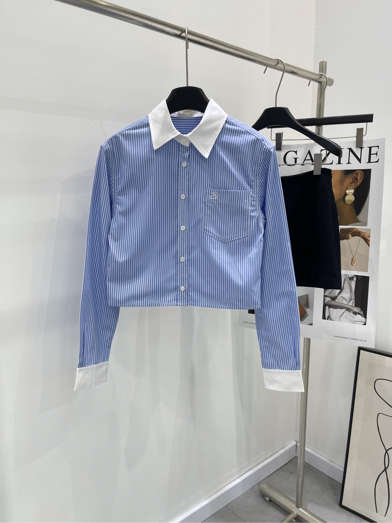 NO:298392,[Ann White-collar vertical striped long-sleeved shirt] All-cotton fabric, blue striped color, fresh blue striped shirt, 25ss new shirt, vertical striped age-reducing light luxury short design, super age-reducing long-sleeved shirt, striped shirt can be used as sun protection, and can be worn alone. The style is versatile and not picky about people's upper body, so you don't want it!  Imported fabrics are smooth and have a delicate and comfortable texture!  Flat size S shoulder width 44, bust 100, garment length 47, sleeve length 63 M shoulder width 45, bust 104, garment length 48, sleeve length 64 L shoulder width 46, bust 108, garment length 49, sleeve length 65 Manual measurement will have 2~3cm errors within the normal range, Shirts, alexander wang19860909【Ann白领竖条纹长袖衬衫】 面料全棉 颜色蓝条纹 清新的蓝条纹衬衫来咯 25ss新款衬衣 竖条纹减龄轻奢小短款设计 超级减龄心机长袖小衬衣 条纹衬衣可当防晒可单穿 版型百搭不挑人上身美的不要不要的！ 进口面料光洁 质感细腻舒适！ 平铺尺码 S肩宽44,胸围100,衣长47,袖长63 M肩宽45,胸围104,衣长48,袖长64 L肩宽46,胸围108,衣长49,袖长65 手工测量会有2~3cm误差属于正常范围,,shirts,alexander wang,Women's clothing