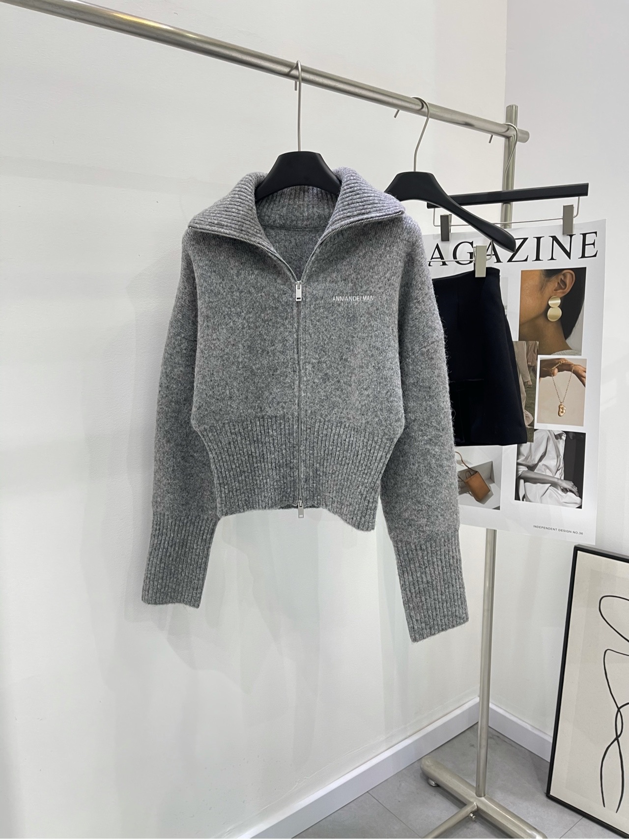 NO:298388,【Ann flower gray waist-hugging double zipper cardigan】 Fabric wool alpaca blend Color flower gray New style temperament gray double zipper cardigan French waist-hugging double zipper design Large lapel minimalist outfit Waist-hugging makes it look slim and unique Customized flower gray wool alpaca blended yarn Full texture A cardigan Flat size S shoulder width 64, bust 106, 52, sleeve length 54 M shoulder width 65, bust 110, 54, sleeve length 55 L shoulder width 66, bust 114, 56, sleeve length 56, manual measurement will have 2~3cm errors within the normal range, alexander wang19860909【Ann花灰色收腰双拉链开衫】 面料羊毛羊驼毛混纺 颜色花灰色 早春新款气质灰色双拉链开衫 法式收腰双拉链设计 大翻领极简穿搭 收腰显瘦个性十足 定制花灰色羊毛羊驼毛混纺纱线 质感满满的一件开衫 平铺尺码 S肩宽64,胸围106,衣长52,袖长54 M肩宽65,胸围110,衣长54,袖长55 L肩宽66,胸围114,衣长56,袖长56 手工测量会有2~3cm误差属于正常范围,,alexander wang,Women's clothing