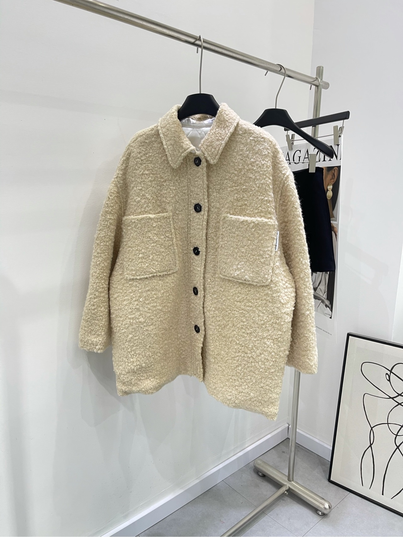 NO:298418,【Ann apricot Teddy Jacket Cotton Jacket】 Fabric wool   inner cotton clamp color light apricot 25ss New autumn and winter Teddy Jacket Coat Teddy Velvet Jacket Coat becomes a warm scenery in winter This jacket adopts a loose style design, which can be easily controlled no matter what the body shape. Thick fabric and warmth performance make you feel warm like spring in the cold wind. The lapel design adds a bit of fashion. The two large pockets on the chest are practical and beautiful. The shape of the silhouette coat makes you look slim and taller. It not only keeps you warm in winter, but also adds a sense of fashion. It is your best choice for winter. Flat size S shoulder width 58, bust 142, length 77, sleeve length 56 M shoulder width 59, bust 146, length 78, sleeve length 57  L shoulder width 60, bust 150, garment length 79, sleeve length 58. Manual measurement will have 2~3cm errors within the normal range, jackets & coats, jackets & coats, alexander wang19860909【Ann杏色泰迪夹克棉服外套】 面料羊毛 内里夹棉 颜色浅杏色 25ss 秋冬新款泰迪夹克外套大衣 泰迪绒夹克大衣外套成为冬日里的一道温暖风景 这款外套采用宽松版型设计 无论身材如何都能轻松驾驭 厚实的面料和保暖性能 让你在寒风中感受到温暖如春 翻领设计增添了几分时尚感 胸口的两个大口袋实用又美观 廓形大衣的造型更是显瘦又显高 让你在冬日里不仅保暖,更添一份时尚魅力 是你冬日的最佳选择 平铺尺码 S肩宽58,胸围142,衣长77,袖长56 M肩宽59,胸围146,衣长78,袖长57 L肩宽60,胸围150,衣长79,袖长58 手工测量会有2~3cm误差属于正常范围,,jackets & coats,jackets & coats,alexander wang,Women's clothing