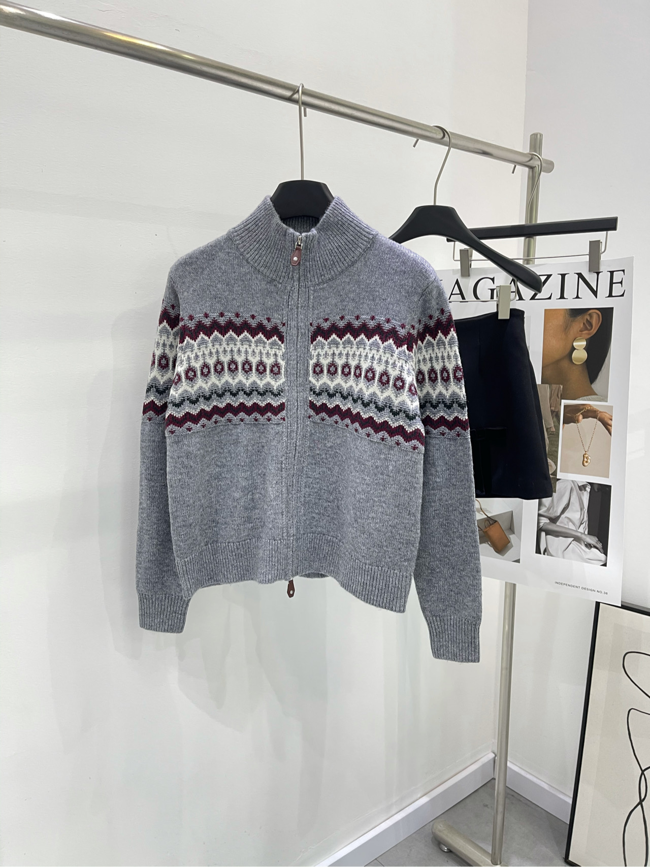 NO:298413,[LP gray wavy line double zipper stand-up collar cardigan] Fabric wool color grey Fall and winter new silo Fair Island inlay double zipper sweater cardigan Fair Island series must be the source of inspiration for fashionable autumn and winter matching!  The H-shaped sweater with traces of time has a strong retro style, both classic and fashionable, and has become a touch of dressing. The upper body looks slim and layered, making the fashion sweater so high-end that it is easy to deal with the ever-changing temperature, loose and mass silhouette~ Lazy, casual, free and easy to wear, every piece is as delicate as a luxury product, and the three-dimensional texture is vividly lingering in the clothes with a retro and fashionable high-end accent!  The double-head zipper makes the concave shape more possible with contrasting leather loops, full of design sense, it can be fashionable, concave and lazy and comfortable. The basic style with a fashionable feel is eye-catching and beautiful. The double-layer ribbed round neck design, handsome and stylish neckline adopts a double-layer ribbed pit strip design. It is three-dimensional and wide and stylish to modify the face shape while preventing the neckline from deforming. The touch is very soft and glutinous. The round neck size has been repeatedly debugged to reveal the neckline. The entire collar ring is very clean and neat and textured. Flat size S shoulder width 37, bust 94, 55, sleeve length 61 M shoulder width 39, bust 98, 57, sleeve length 62 L shoulder width 41, bust 102, 59, sleeve length 63 Manual measurement will have 2~3cm errors within the normal range, loro  piana, sweaters, alexander wang19860909【LP灰色波浪线双拉链立领开衫】 面料羊毛 颜色灰色 秋冬新款雪屋费尔岛嵌花双拉链毛衣开衫 费尔岛系列一定是秋冬时髦搭配的灵感源泉！ 带着时光痕迹的H型毛衫,驳花费尔岛纹样,复古气息浓郁 既古典又时髦,成为穿搭的点晴之笔 上身显瘦有层次让时装款的毛衣高级得恰到轻松应对多变的温度宽松有量感的廓形～ 慵懒随性又洒脱好穿易搭每一件都宛若奢品般精致,立体肌理感跃然衣上萦绕出复古时髦的高级腔调！ 双头拉链给穿搭凹造型制造更多可能配上撞色皮袢,设计感满满 即能时髦凹造又很慵懒舒适 颇具时装感的基础的款式凹出吸睛造型相映冬日 双层罗纹圆领设计,帅气有型领口采用双层罗纹坑条设计 立体挺阔有型修饰脸型的同时还能防止领口变形 触感肉肉的非常软糯上身敲舒适 圆领大小经反复调试恰到好处露出颈部线条 整个领圈非常干净利落极具质感 平铺尺码 S肩宽37,胸围94,衣长55,袖长61 M肩宽39,胸围98,衣长57,袖长62 L肩宽41,胸围102,衣长59,袖长63 手工测量会有2~3cm误差属于正常范围,,loro piana,sweaters,alexander wang,Women's clothing