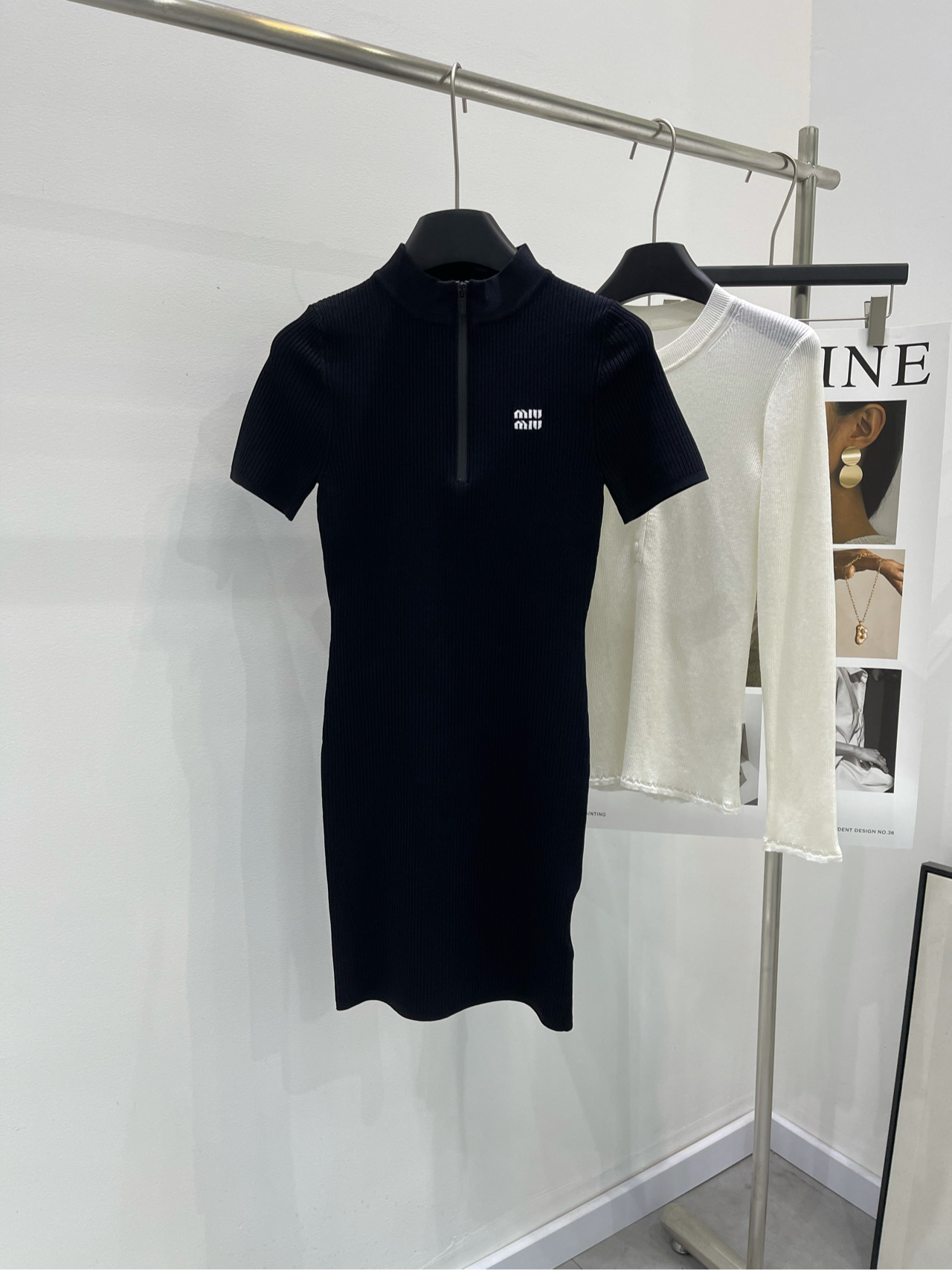 NO:298407,[M black high elastic waist-retracting short-sleeved knitted skirt] Fabric cotton   viscose fiber Color black Miu* 25Ss early spring new style elastic base needle knitted dress yb development!  High-end production!  Absolutely versatile style, the upper body shows high-end beauty, customized knitted fabric, soft, delicate and elastic enough!  It's very good whether you wear it alone or in the inner wear!  It is a perfect artifact to take pictures when you go out!  Easy to grasp various styles, materialistic feeling is super nice, it is a must-have model for people, love at first sight. Flat size S shoulder width 32, bust 64 elastic, skirt length 81, sleeve length 21 M shoulder width 33, bust 68 elastic, skirt length 82, sleeve length 22 L shoulder width 34, bust 72 elastic, skirt length 83, sleeve length 23 Manual measurement will have 2~3cm errors within the normal range, miumiu, skirt, T-shirt, alexander wang19860909【M黑色高弹收腰短袖针织裙】 面料棉 粘胶纤维 颜色黑色 Miu* 25Ss早春新款 弹力打底针针织连衣裙 yb开发！高版出品！ 绝对百搭的款式 上身尽显高级美定制针织面料 柔软细腻弹力够大！ 无论单穿还是内搭都很！ 出门拍照妥妥的上相神器！ 各种风格轻松拿捏 实物质感超级nice 简直就是人手必备款,一眼爱住 平铺尺码 S肩宽32,胸围64弹力,裙长81,袖长21 M肩宽33,胸围68弹力,裙长82,袖长22 L肩宽34,胸围72弹力,裙长83,袖长23 手工测量会有2~3cm误差属于正常范围,,miumiu,skirts,T-shirt,alexander wang,Women's clothing