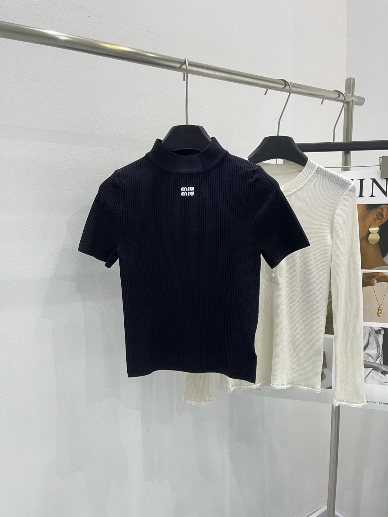 NO:298403,[M black neckline letter stand collar knitted short sleeves] Fabric cotton   viscose fiber Color black * ｜ Heavy industry high neck short sleeve top 25SS is available in the early spring!  Miu Heavy Industry Zipper High Neck Short Sleeve Letter Slim Body Clothes Comfortable Silhouette Strong Inclusiveness, Easy to control the upper body, With a lazy and easy sense of vitality, you can be casual and elegant. Flat size S shoulder width 32, bust 66 elasticity, 49 length, sleeve length 20 M shoulder width 33, bust 70 elasticity, 50 length, sleeve length 21 L shoulder width 34, bust 74 elasticity, 51 length, sleeve length 22. Manual measurement will have 2~3cm errors within the normal range, miumiu, T-shirt, alexander wang19860909【M黑色领口字母立领针织短袖】 面料棉 粘胶纤维 颜色黑色 * ｜重工高领短袖上衣 25SS早春上新！ miu重工拉链高领短袖字母修身上衣 舒适廓形包容性强 上身轻松驾驭 自带慵懒随性和活力感,可休闲可优雅 平铺尺码 S肩宽32,胸围66弹力,衣长49,袖长20 M肩宽33,胸围70弹力,衣长50,袖长21 L肩宽34,胸围74弹力,衣长51,袖长22 手工测量会有2~3cm误差属于正常范围,,miumiu,T-shirt,alexander wang,Women's clothing