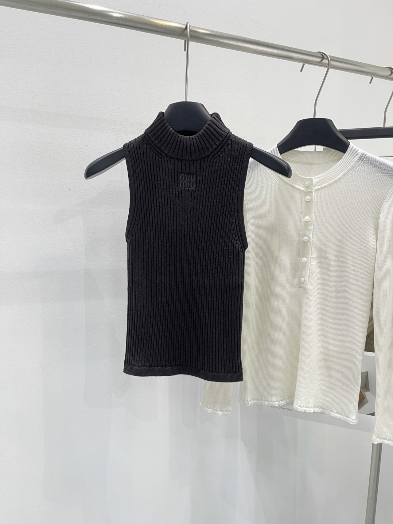 NO:298394,【M Chocolate Knitted Vest】 Fabric Wool Blended Color Chocolate Color Miu 2025 Spring and Summer New Style Personally high-end and warm temperament, it is eye-catching and will not overestimate the main, and it looks cooler and cleaner. The wool material feels soft and glutinous. The body feels free and skin-friendly. The overall upper body is relatively neat. The style can be met regardless of daily matching. Flat size S shoulder width 25, bust 52 elastic, garment length 47 M shoulder width 26, bust 56 elastic, garment length 48 L shoulder width 27, bust 60 elastic, garment length 49 manual measurement will have 2~3cm errors within the normal range, miumiu, alexander wang19860909【M巧克力色针织小背心】 面料羊毛混纺 颜色巧克力色 miu2025春夏新款 个人很高级温润气质 搭配上即亮眼又不会喧宾夺主 更显显得清冷干净一些 羊毛材质触感柔软又糯感 上身体感自在超亲肤 整体上身比较的利落 版型无论日常需要搭配都能满足 平铺尺码 S肩宽25,胸围52弹力,衣长47 M肩宽26,胸围56弹力,衣长48 L肩宽27,胸围60弹力,衣长49 手工测量会有2~3cm误差属于正常范围,,miumiu,alexander wang,Women's clothing