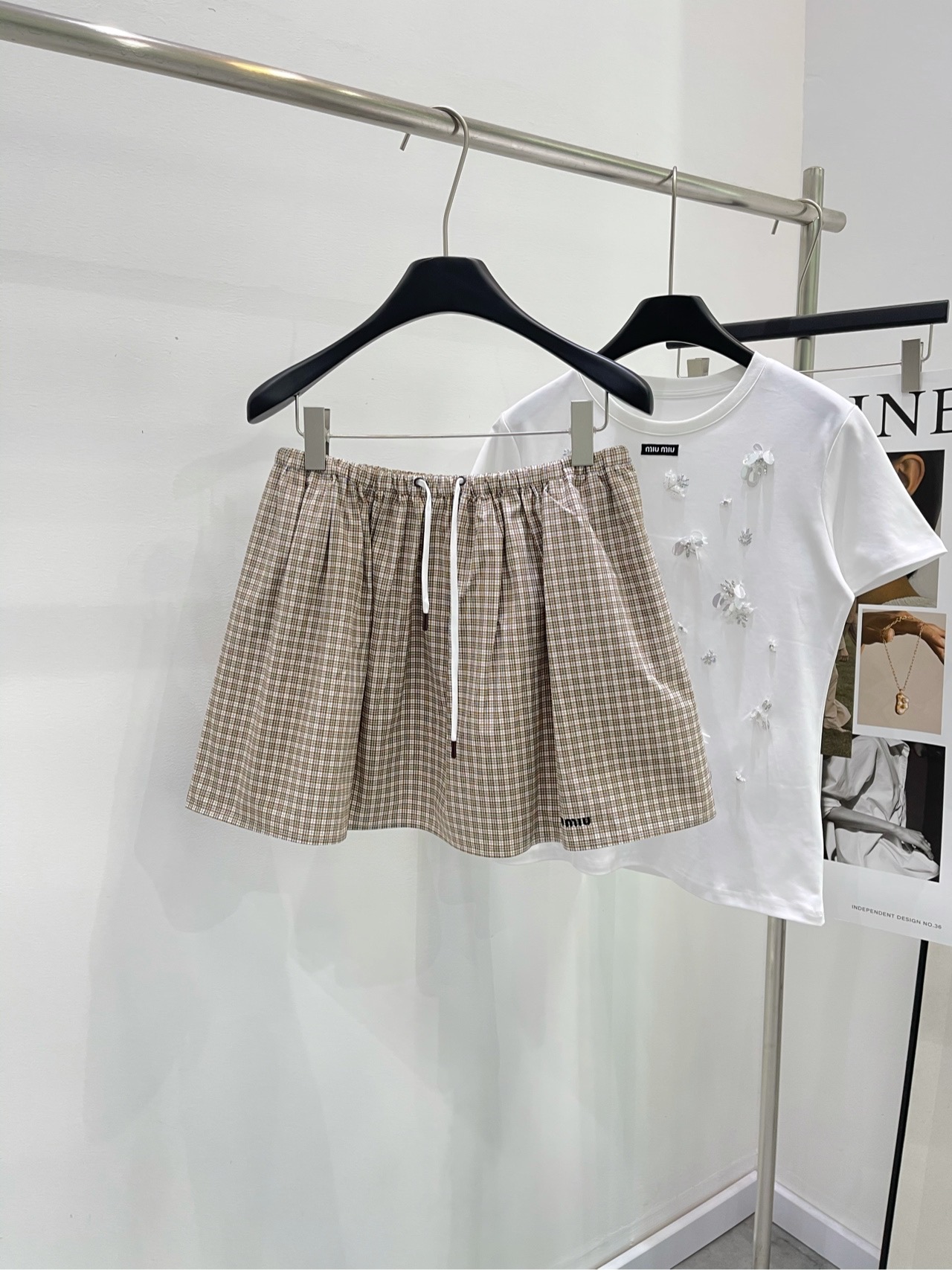 NO:298387,[M khaki plaid drawstring casual skirt] fabric is cotton, color khaki plaid * ｜ khaki plaid drawstring skirt 25SS is available in early spring!  Maillard color drawstring skirt The drawstring design can be adjusted according to the waist circumference. The brown plaid fusion retro style. The lower left embroidered logo design adds brand recognition. It can be matched with the same color shirt. A complete set of pick-up and no matching. Flat size S waist circumference 68 elasticity, hip circumference is not limited, skirt length 37 M waist circumference is 72 elasticity, hip circumference is not limited, skirt length 38 L waist circumference is 76 elasticity, hip circumference is not limited, skirt length 39 manual measurement will have 2~3cm errors within the normal range, skirt, skirt19860909【M卡其色格子抽绳休闲半裙】面料全棉 颜色卡其色格纹 * ｜卡其色格子抽绳半裙 25SS早春上新！ 美拉德色系抽绳半裙 抽绳设计可根据腰围调节 咖色格子融合复古格调 左下刺绣徽标设计增添品牌辨识 可搭配同色系衬衫 一整套拿下免搭配 平铺尺码 S腰围68弹力,臀围不限,裙长37 M腰围72弹力,臀围不限,裙长38 L腰围76弹力,臀围不限,裙长39 手工测量会有2~3cm误差属于正常范围,,skirts,shirts,alexander wang,Women's clothing