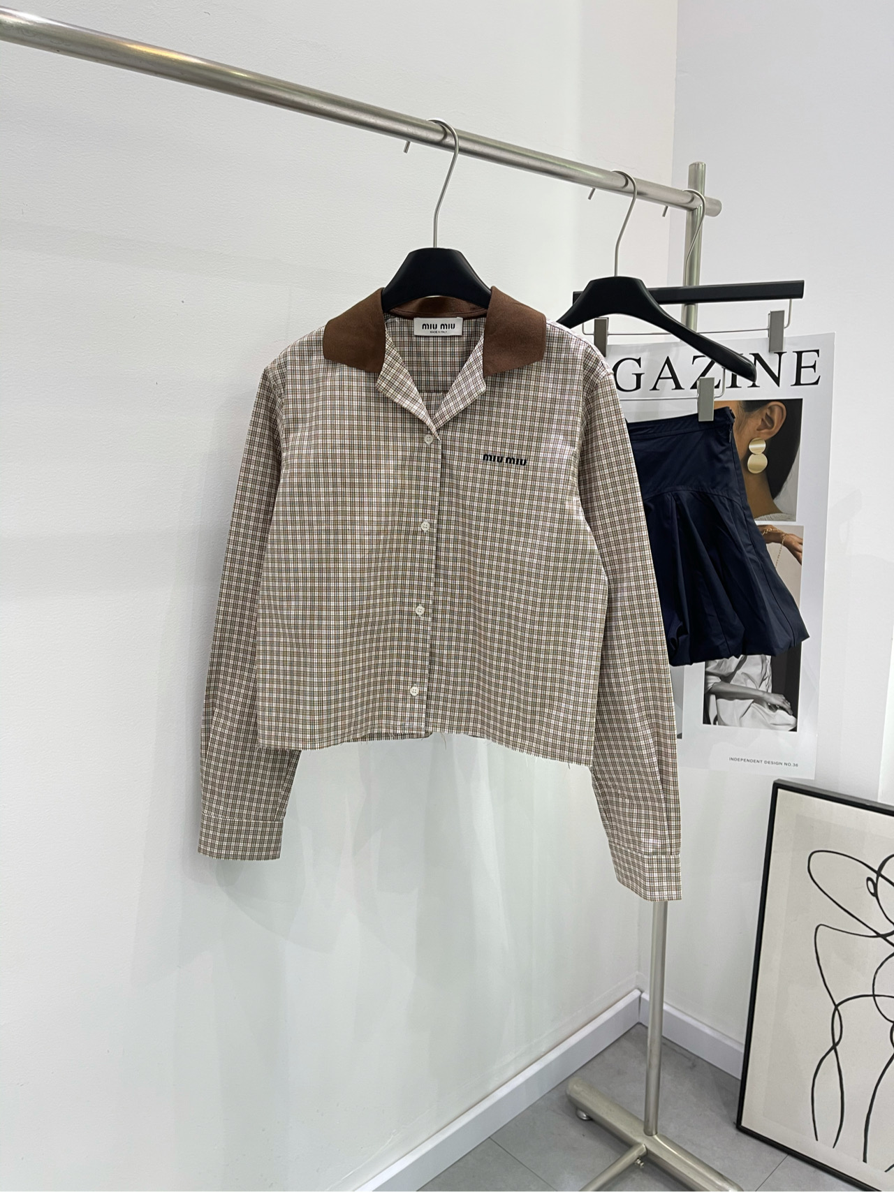 NO:298385,[M khaki plaid long-sleeved shirt] Fabric cotton color khaki * ｜ khaki plaid shirt 25SS is available in early spring!  Maillard color plaid shirt with long sleeves plaid shirt This plaid shirt blends retro style. The lapel contrasting design is reinterpreted with a modern design. It is decorated with a knitted logo to add brand recognition. The same style as men and women!  Flat size S shoulder width 44, bust 110, garment length 54, sleeve length 64 M shoulder width 45, bust 114, garment length 55, sleeve length 65 L shoulder width 46, bust 118, garment length 56, sleeve length 66 Manual measurement will have 2~3cm errors within the normal range, Shirts, alexander wang19860909【M咖领卡其色格子长袖衬衫】 面料全棉 颜色卡其色 * ｜咖领卡其色格子衬衫 25SS早春上新！美拉德色系格子衬衫 纹格子长袖衬衫这款格纹衬衫融合复古格调 翻领撞色设计以现代设计重新演绎 饰以针织徽标 增添品牌辨识 男女同款！ 平铺尺码 S肩宽44,胸围110,衣长54,袖长64 M肩宽45,胸围114,衣长55,袖长65 L肩宽46,胸围118,衣长56,袖长66 手工测量会有2~3cm误差属于正常范围,,shirts,alexander wang,Women's clothing