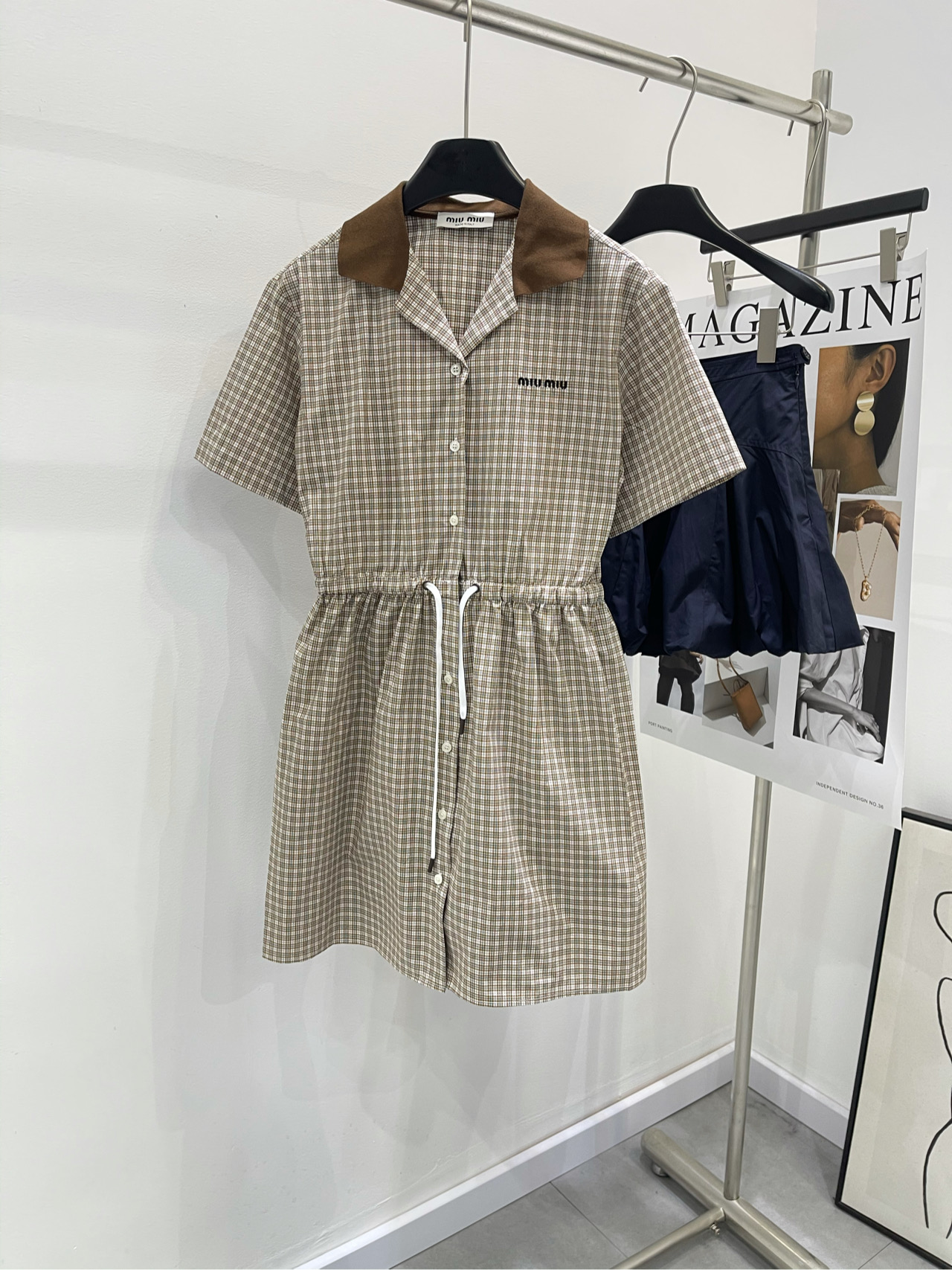 NO:298380,[M khaki plaid waist-closed short-sleeved skirt] Fabric full-cotton color khaki *coffee collar plaid dress 25SS is available in the early spring!  Maillard color plaid dress This plaid shirt combines retro style with a waist drawstring waist design. It can be adjusted according to the waist circumference to make you look thinner and fat, and you can close your eyes. The contrasting lapel design is reinterpreted with a modern design. It is decorated with a knitted logo to add brand recognition. It can be matched with calf socks   small leather shoes!  Flat size S shoulder width 42, bust 96, waist 66 elasticity, skirt length 82 M shoulder width 44, bust 100, waist 70 elasticity, skirt length 84 L shoulder width 46, bust 104, waist 74 elasticity, skirt length 86 Manual measurement will have 2~3cm errors within the normal range, skirt, shirts, T-shirts, alexander wang19860909【M卡其色格子收腰短袖裙】 面料全棉 颜色卡其色 *咖领格子连衣裙 25SS早春上新！美拉德色系格子连衣裙 这款格纹衬衫融合复古格调 腰间抽绳收腰设计 可根据腰围调节显瘦微胖也闭眼入 翻领撞色设计以现代设计重新演绎 饰以针织徽标 增添品牌辨识  可搭配小腿袜 小皮鞋！ 平铺尺码 S肩宽42,胸围96,腰围66弹力,裙长82 M肩宽44,胸围100,腰围70弹力,裙长84 L肩宽46,胸围104,腰围74弹力,裙长86 手工测量会有2~3cm误差属于正常范围,,skirts,shirts,T-shirt,alexander wang,Women's clothing