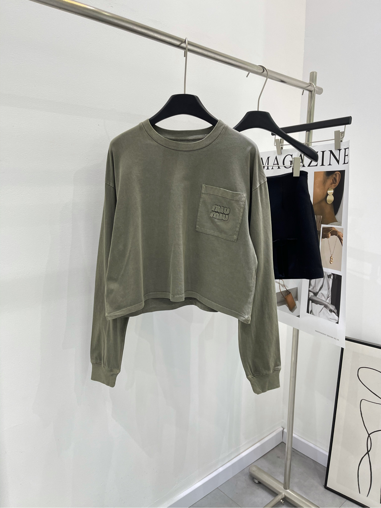 NO:298375,【M Army Green Old Pocket Long Sleeve T】Fabric Cotton Color Military Green Miumi* 2025 New Product Round Neck Short Pocket Top Customized YB native cotton material Breathable and comfortable Full texture Loose short top cut Shoulder-falling threaded edge design The chest is combined into letter logo with three-dimensional applicator Decorated on the outer layer of the pocket to create a casual and beautiful atmosphere A fashionable and high-end feeling is immediately revealed The short style reveals the waist and is very eye-catching Create a personalized style Aging and washing process Perfect and select the quality. The outfit is relaxed and age-reducing Customized surface accessories. A high version High version Flat size S shoulder width 54, bust 108, garment length 49, sleeve length 60 M shoulder width 55, bust 112, garment length 51, sleeve length 61 L shoulder width 56, bust 116, garment length 53, sleeve length 62  Manual measurement will have 2~3cm errors within the normal range, miumiu, alexander wang19860909【M军绿色做旧口袋长袖T】 面料全棉 颜色军绿 Miumi*2025新品上架圆领短款口袋上衣 定制YB原生全棉材质 透气舒适 质感十足 宽松短款上衣裁剪 落肩螺纹包边设计 胸前利用立体贴布组合成字母徽标 装饰在口袋外层丰富细节 营造休闲美高氛围感 时尚高级感立现 短款版型露出腰身十足亮眼 打造个性风格 做旧水洗工艺 完美还选品相 穿搭松弛减龄 定制面辅料 认准版本 高版本 平铺尺码 S肩宽54,胸围108,衣长49,袖长60 M肩宽55,胸围112,衣长51,袖长61 L肩宽56,胸围116,衣长53,袖长62 手工测量会有2~3cm误差属于正常范围,,miumiu,alexander wang,Women's clothing