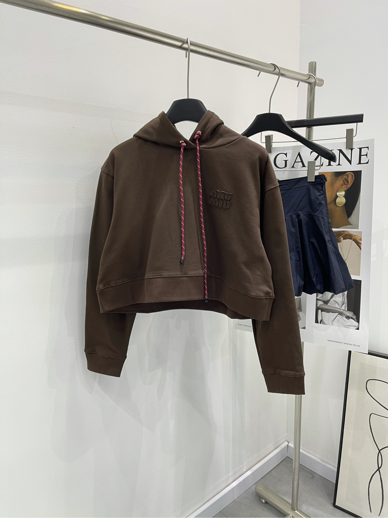 NO:322760,【M brown red rope hooded pullover sweatshirt】 2 fabric terry cotton color dark brown Miu*25FW early autumn new style letter logo patch sports casual style drawstring hooded sweatshirt loose casual style visually slim and casual free small loose style not picky people flat size S shoulder width 50, bust 108, garment length 44, sleeve length 55 M shoulder width 52, bust 112, garment length 46, sleeve length 56 L shoulder width 54, bust 116, garment length 48, sleeve length 57 Manual measurement will have 2~3cm errors within the normal range, miumiu, hoodie, sweatshirts,hats,alexander wang19860909【M咖色红绳连帽套头卫衣】 2面料毛圈棉 颜色深咖色 Miu*25FW早秋新款 字母徽标贴布运动休闲风抽绳连帽卫衣 宽松休闲版型 视觉显瘦,随性自如 小宽松版型不挑人 平铺尺码 S肩宽50,胸围108,衣长44,袖长55 M肩宽52,胸围112,衣长46,袖长56 L肩宽54,胸围116,衣长48,袖长57 手工测量会有2~3cm误差属于正常范围,,miumiu,hoodie,sweatshirts,hats,alexander wang,Women's clothing