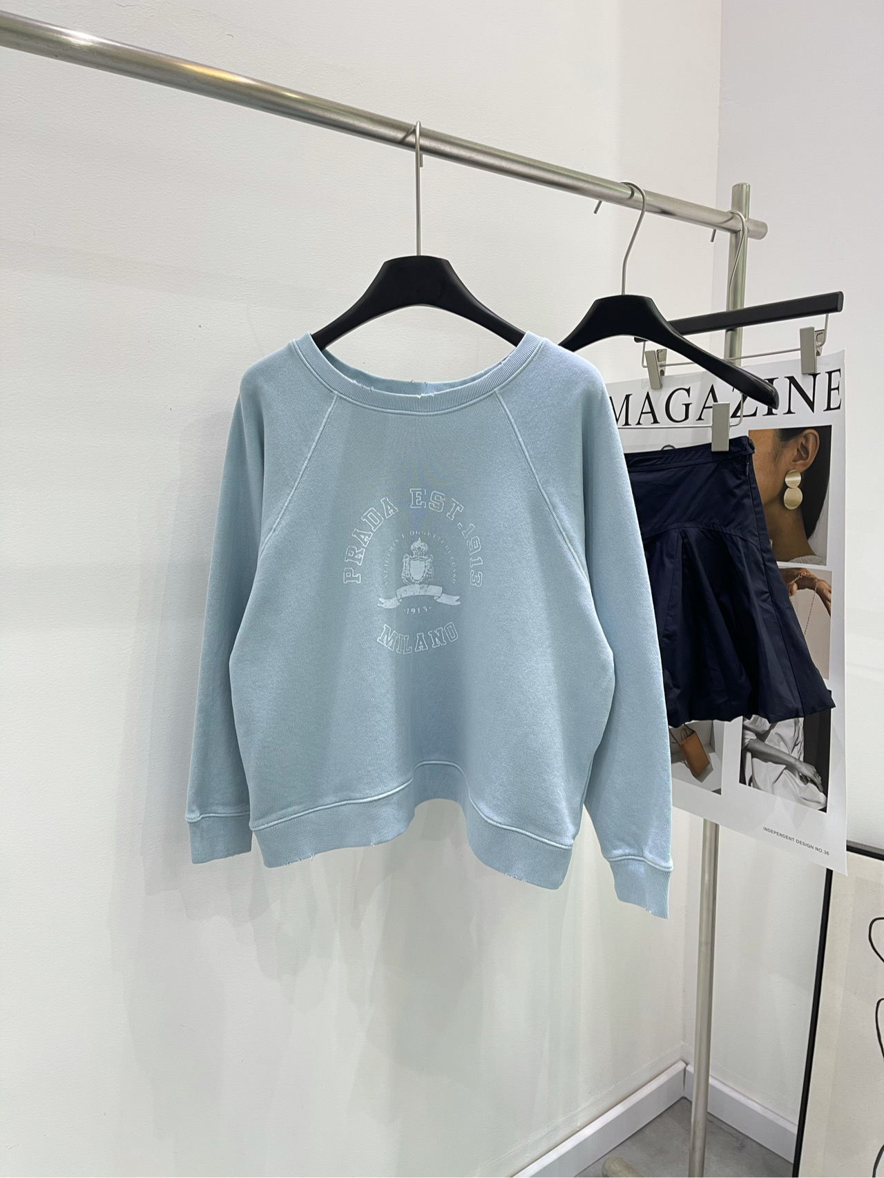 NO:310159,【P light blue old letter printed round neck sweatshirt】, fabric full cotton terry cotton color light blue pra*2025 early spring new style short style cotton cotton printed round neck long sleeve sweatshirt loose style not picky people decoration brand printed logo neck cuff ripped aging treatment Custom fabric old letter printing flat size S rag sleeves, bust 124, 54, rotator sleeve length 72 M raboss sleeves, bust 128, 55, rotator sleeve length 73 L raboss sleeves, bust 132, 56, rotator sleeve length 74 manual measurement will have 2~3cm errors within the normal range, prada, hoodie, sweatshirts, alexander wang19860909【P浅蓝做旧字母印花圆领卫衣】 ,面料全棉毛圈棉 颜色浅蓝 pra*2025早春新款 短款版型棉质 棉质印花圆领长袖卫衣 宽松版型不挑人 饰有品牌印花徽标 领口袖口破洞做旧处理 定制面料,做旧字母印花 平铺尺码 S插肩袖,胸围124,衣长54,肩袖长72 M插肩袖,胸围128,衣长55,肩袖长73 L插肩袖,胸围132,衣长56,肩袖长74 手工测量会有2~3cm误差属于正常范围,,prada,hoodie,sweatshirts,alexander wang,Women's clothing