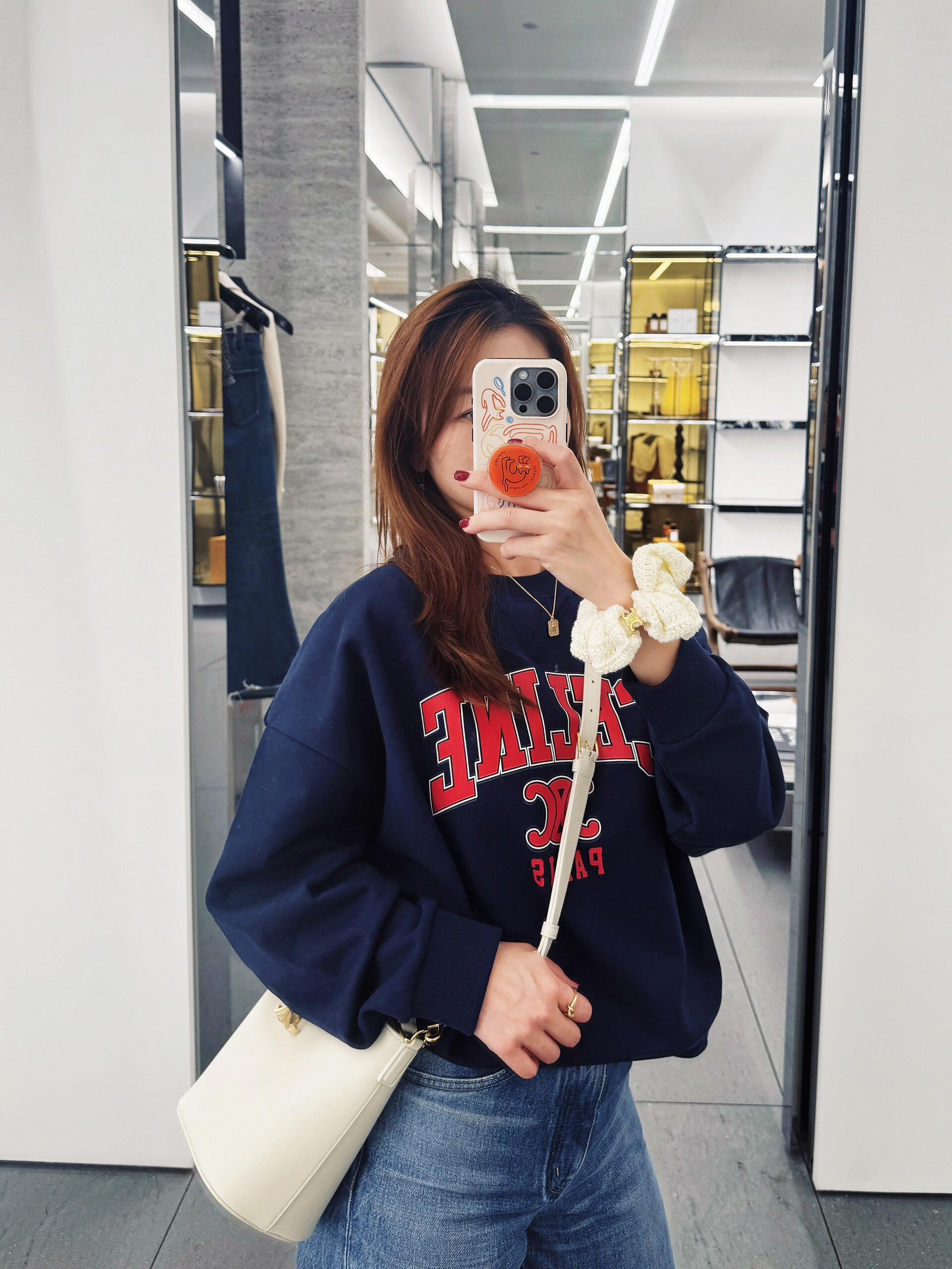 NO:325954,The red letter sweatshirt is right in my heart. A whole retro and modern feel. The clothes are loose and comfortable. Hoodie, sweatshirts, alexander wang19860909红色的字母卫衣正中我心 一整个复古又现代的感觉 衣型是宽松版型,非常舒适,,hoodie,sweatshirts,alexander wang,Women's clothing