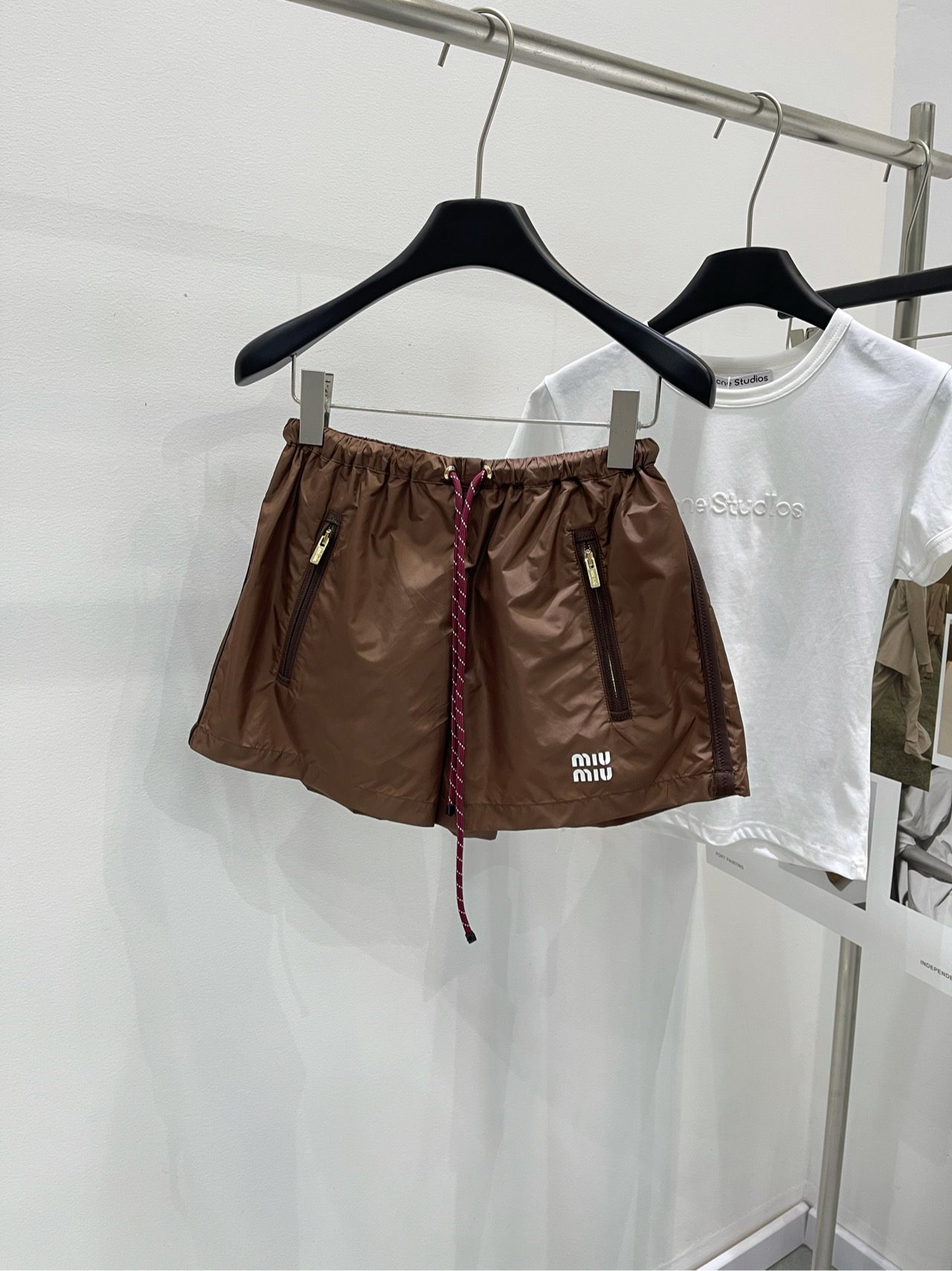 NO:309118,【M brown drawstring sun protection casual shorts fabric light-sensitive technology quick-drying fabric color brown Miumi* thin technology fabric drawstring shorts, texture is crisp and stylish, comfortable and breathable, decoration of the three-dimensional letter decoration below, pocket leather edge contrast color, drawstring adjustment echo, straight shorts tailoring, drawstring elastic waist design, latest series, high-profile and fashionable, complete set, fashionable and age-reducing, flat size, S waist circumference 62 elastic, hip circumference 106, trousers length 34 M waist circumference 66 elastic, hip circumference 110, trousers length 35 L waist circumference 70 elastic, hip circumference 114, trousers length 36 manual measurement will have 2~3cm errors within the normal range,,miumiu, shorts, alexander wang19860909【M咖色抽绳防晒休闲短裤面料光感科技速干面料 颜色咖色 Miumi*薄款科技面料抽绳短裤 质感挺括有型 上身舒适透气  饰以下摆立体字母装饰  口袋皮革包边撞色  抽绳调节呼应 直筒短裤剪裁  抽绳弹力腰头设计  最新系列 高调时髦  成套出街洋气减龄 平铺尺码 S腰围62弹力,臀围106,裤长34 M腰围66弹力,臀围110,裤长35 L腰围70弹力,臀围114,裤长36 手工测量会有2~3cm误差属于正常范围,,miumiu,shorts,alexander wang,Women's clothing