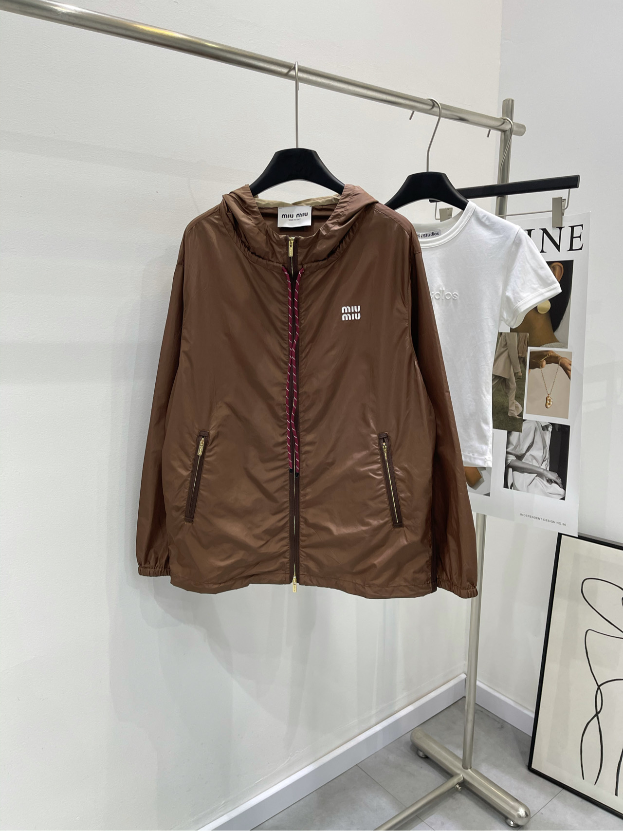 NO:309124,【M brown drawstring thin sunscreen jacket fabric nylon recycled quick-drying fabric color brown Miumi* thin technology fabric sunscreen hooded jacket Medium-length, loose style Clever texture Comfortable and breathable upper body Decoration Three-dimensional letter decoration Pocket leather edge contrast color Drawstring adjustment echo Hood design Latest series High-profile fashionable Complete set of street style and age reduction Flat size S shoulder width 51, bust 116, 73, sleeve length 62 M shoulder width 52, bust 120, 74, sleeve length 63 L shoulder width 53, bust 124, 75, sleeve length 64 Manual measurement will have 2~3cm errors within the normal range, miumiu, jackets & coats,hats,alexander wang19860909【M咖色抽绳薄款防晒外套面料尼龙再生速干面料 颜色咖色 Miumi*薄款科技面料防晒连帽外套 中长款,宽松版型 质感挺括有型 上身舒适透气  饰以下摆立体字母装饰  口袋皮革包边撞色  抽绳调节呼应 连帽设计 最新系列 高调时髦  成套出街洋气减龄 平铺尺码 S肩宽51,胸围116,衣长73,袖长62 M肩宽52,胸围120,衣长74,袖长63 L肩宽53,胸围124,衣长75,袖长64 手工测量会有2~3cm误差属于正常范围,,miumiu,jackets & coats,hats,alexander wang,Women's clothing
