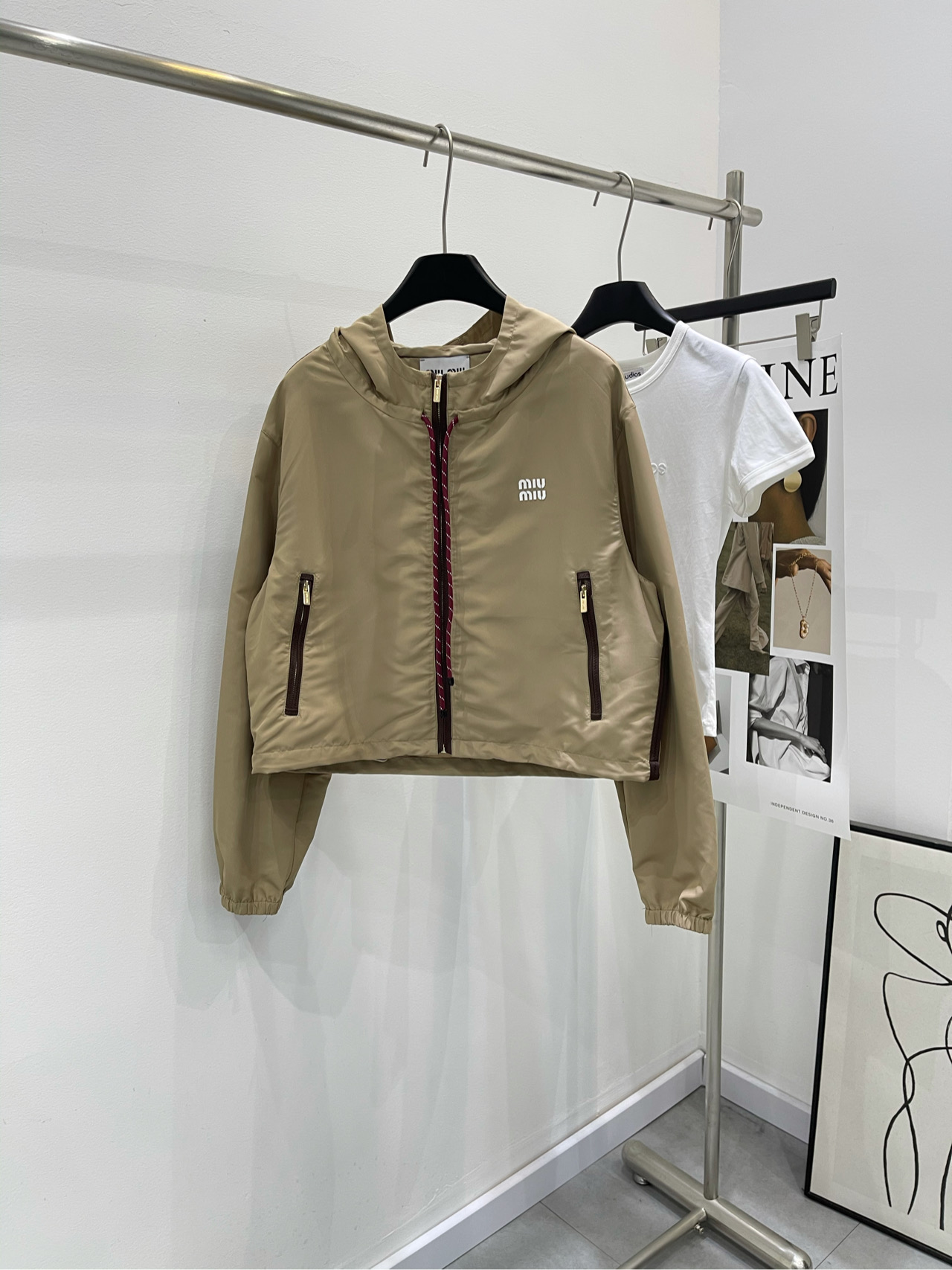 NO:309115,【M khaki drawstring thin sunscreen jacket】Fabric light-sensitive technology quick-drying fabric Color khaki Miumi* thin technology fabric sunscreen hooded jacket The texture is crisp and stylish, the upper body is comfortable and breathable, the three-dimensional letter decoration below the side, pocket leather edge contrast color, drawstring adjustment and echo, hooded design Latest series High-profile and fashionable, complete set of fashionable and age-reducing flat size S shoulder width 51, bust 112, 53, sleeve length 61 M shoulder width 52, bust 116, 54, sleeve length 62 L shoulder width 53, bust 120, 55, sleeve length 63 Manual measurement will have 2~3cm errors within the normal range, miumiu, jackets & coats,hats,alexander wang19860909【M卡其色抽绳薄款防晒外套】面料光感科技速干面料 颜色卡其色 Miumi*薄款科技面料防晒连帽外套 质感挺括有型 上身舒适透气  饰以下摆立体字母装饰  口袋皮革包边撞色  抽绳调节呼应 连帽设计 最新系列 高调时髦  成套出街洋气减龄 平铺尺码 S肩宽51,胸围112,衣长53,袖长61 M肩宽52,胸围116,衣长54,袖长62 L肩宽53,胸围120,衣长55,袖长63 手工测量会有2~3cm误差属于正常范围,,miumiu,jackets & coats,hats,alexander wang,Women's clothing