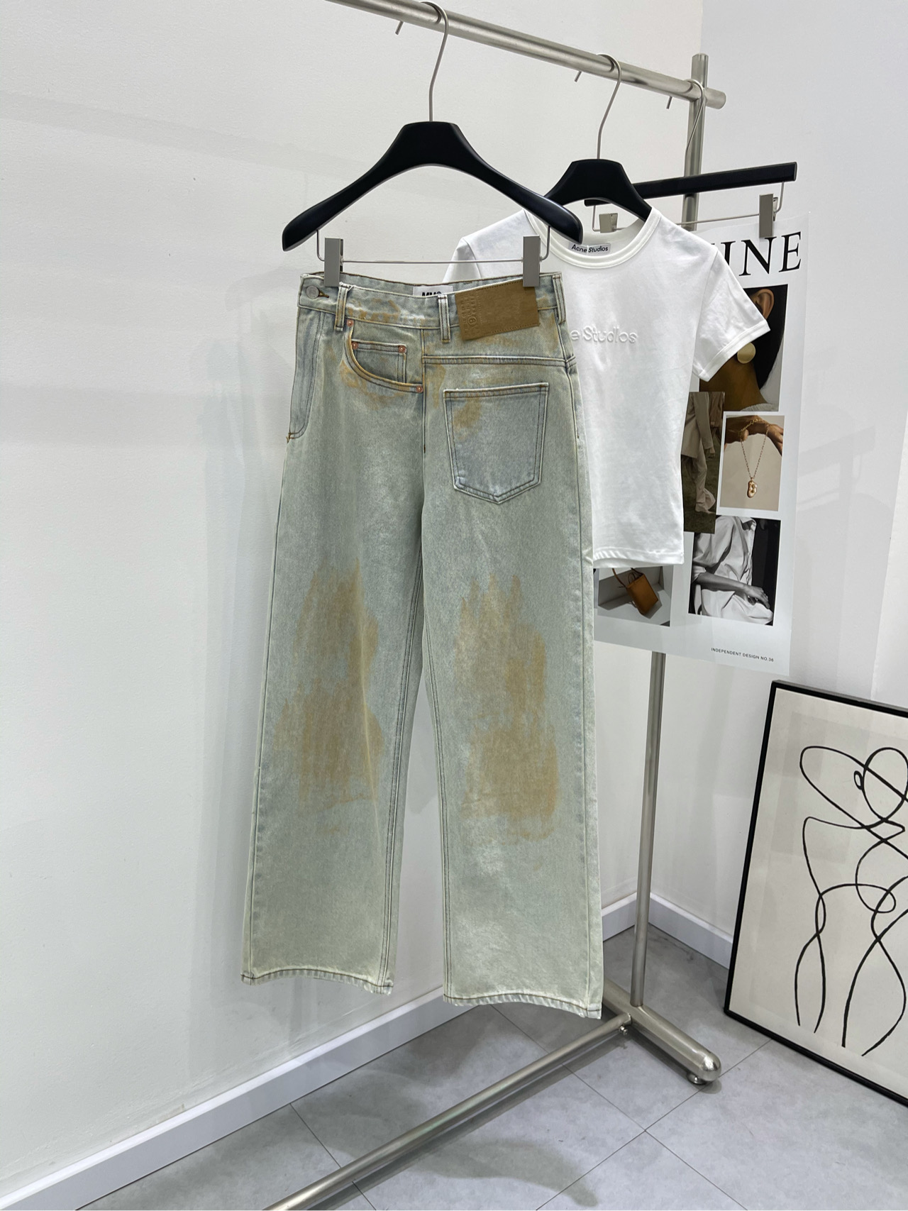 NO:315997,【MM6 personality misplaced jeans】 Fabric denim cotton Light blue color MM6 Majila retro old washing water back-wear jeans High-woven high-density twill fabric, retro old washing color soft and skin-friendly material, first-class texture Personalized back-wear design, fashionable and high-end upper body Loose style gray can often cover the flesh and flesh Can cleverly cover the excess fat on the hips, make it look slim and long legs versatile tool Not picky for people to wear, can control any body shape Flat size S waist 70, hip 102, trouser length 107 M waist 74, hip 106, trouser length 108 L waist 78, hip 110, trouser length 109 Manual measurement will have 2~3cm errors within the normal range,,masion margiela,masion margiela,jeans,alexander wang19860909【MM6个性错位牛仔长裤】 面料牛仔棉 颜色浅蓝 MM6马吉拉复古做旧洗水反穿牛仔裤 高织高密斜纹面料,复古做旧水洗对色 柔软亲肤材质,质感一流 个性反穿设计,上身时髦又高级 宽松版型灰常能遮肉肉 能够巧妙的遮住胯部多余的赘肉 显瘦显腿长 百搭利器 不挑人穿 任何身形都可驾驭 平铺尺码 S腰围70,臀围102,裤长107 M腰围74,臀围106,裤长108 L腰围78,臀围110,裤长109 手工测量会有2~3cm误差属于正常范围,,masion margiela,masion margiela,jeans,alexander wang,Women's clothing